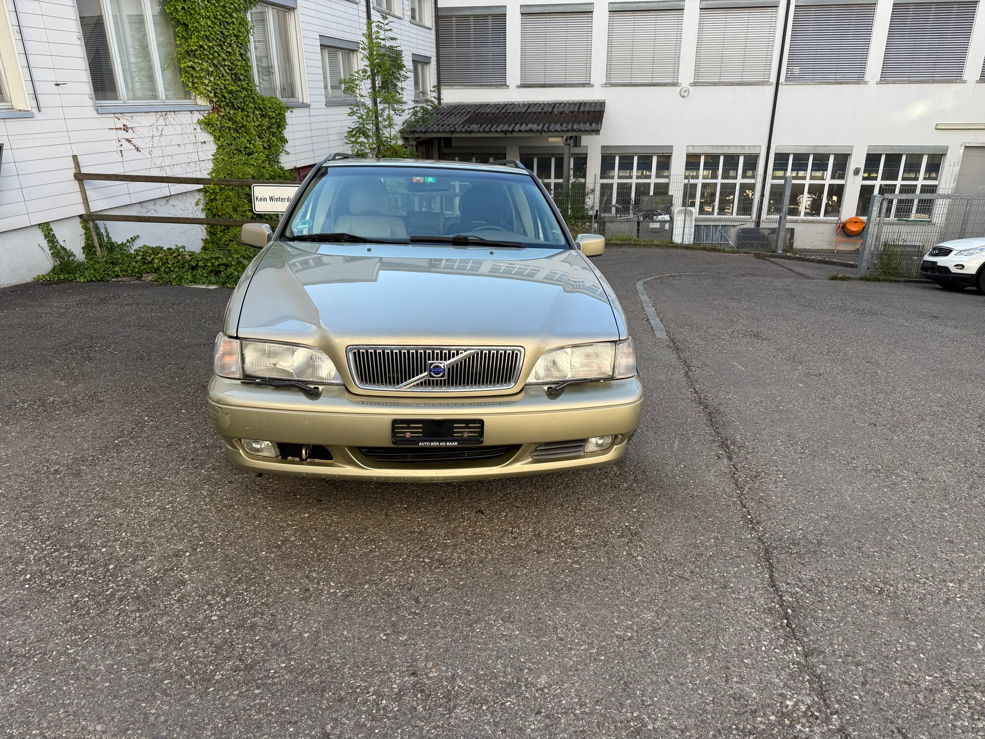 VOLVO V70 2.4 T-image-0