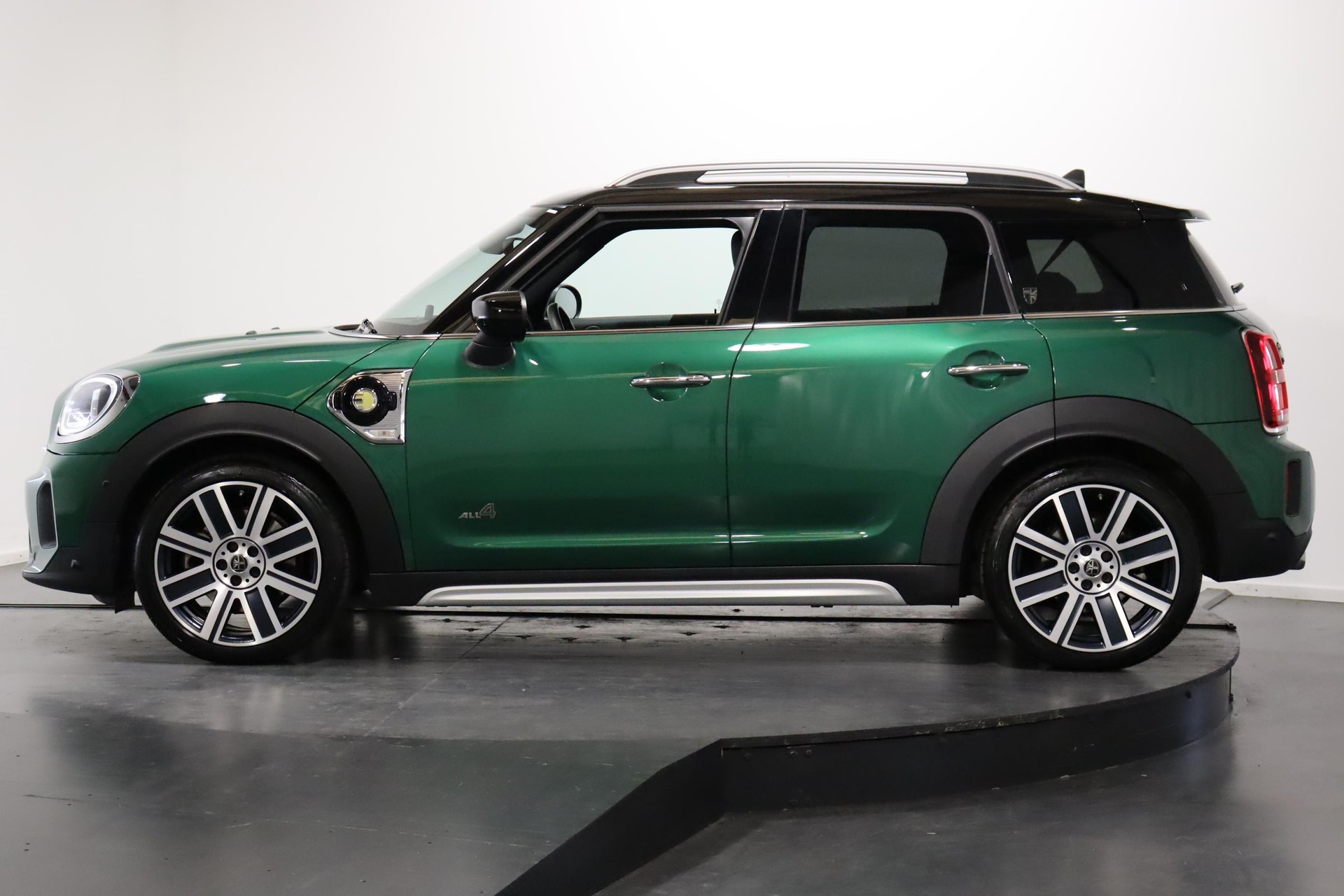 MINI Countryman F60 1.5i Cooper S E ALL4-image-4
