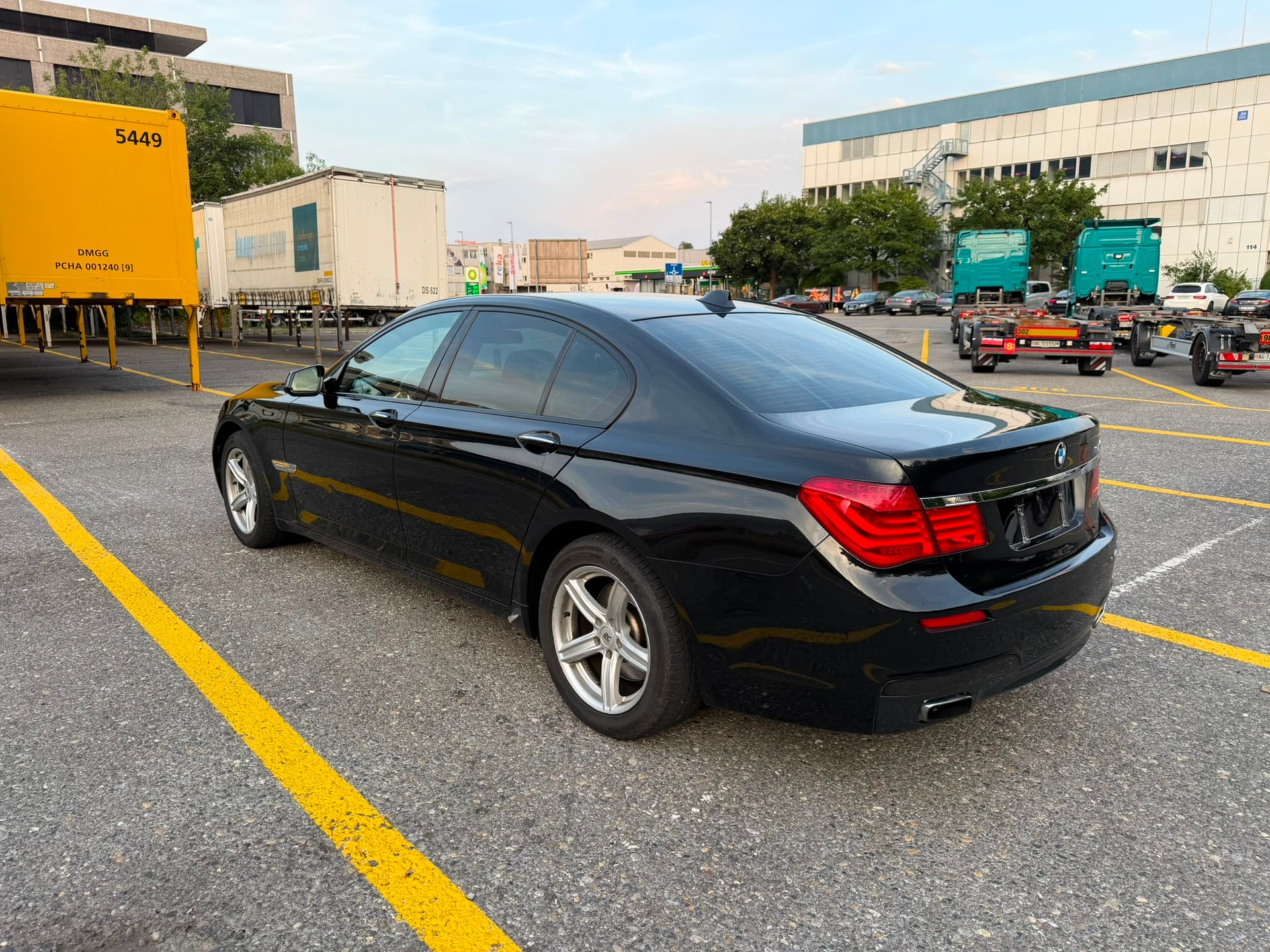 BMW 740-image-1