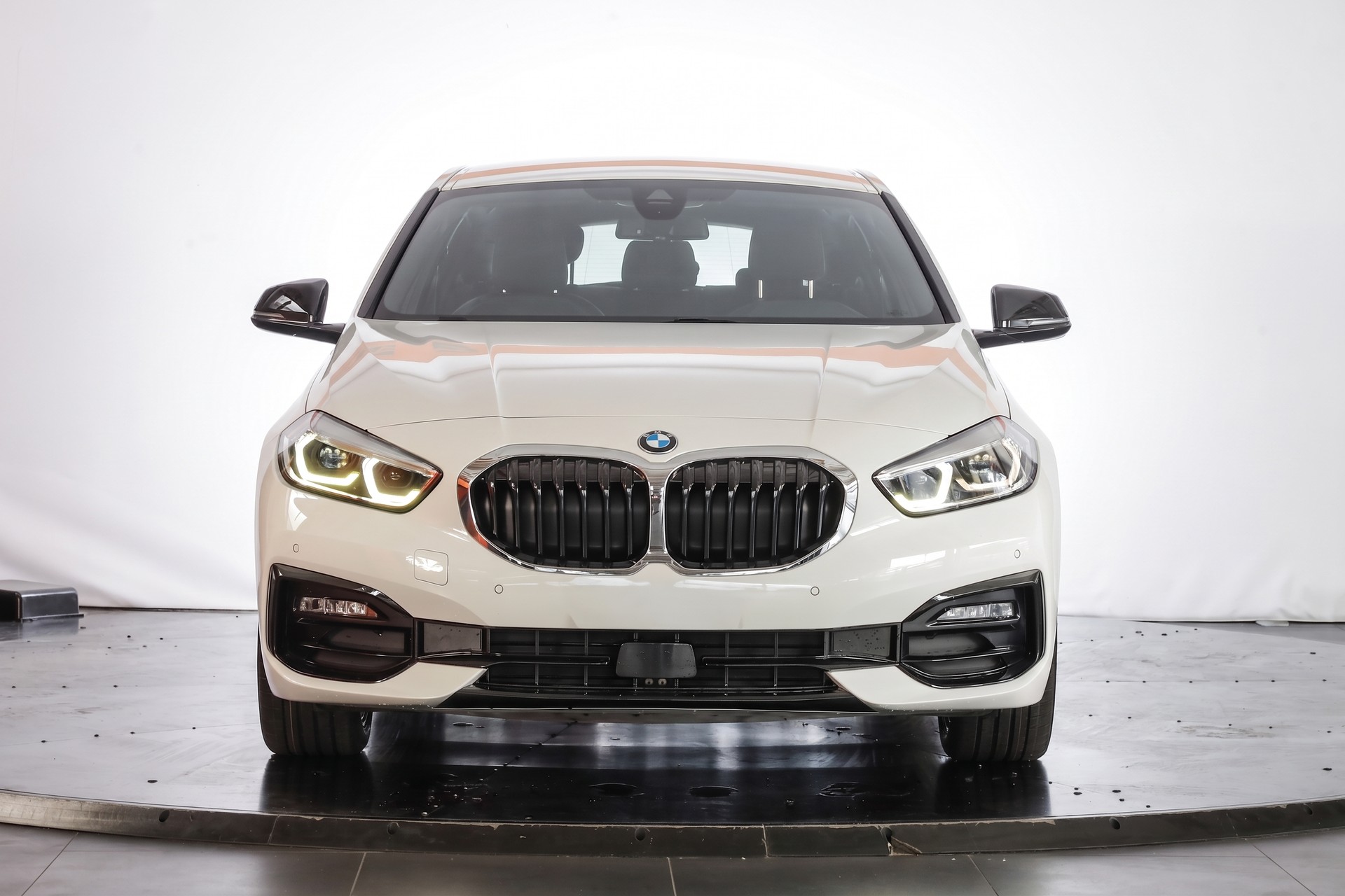 BMW 118i Sport Line Steptronic-showroom-element-1