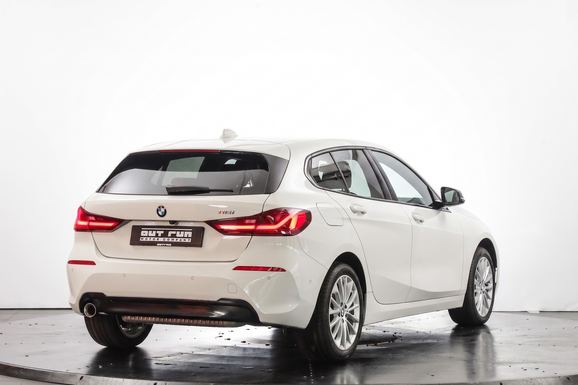 BMW 118i Sport Line Steptronic-showroom-element-3