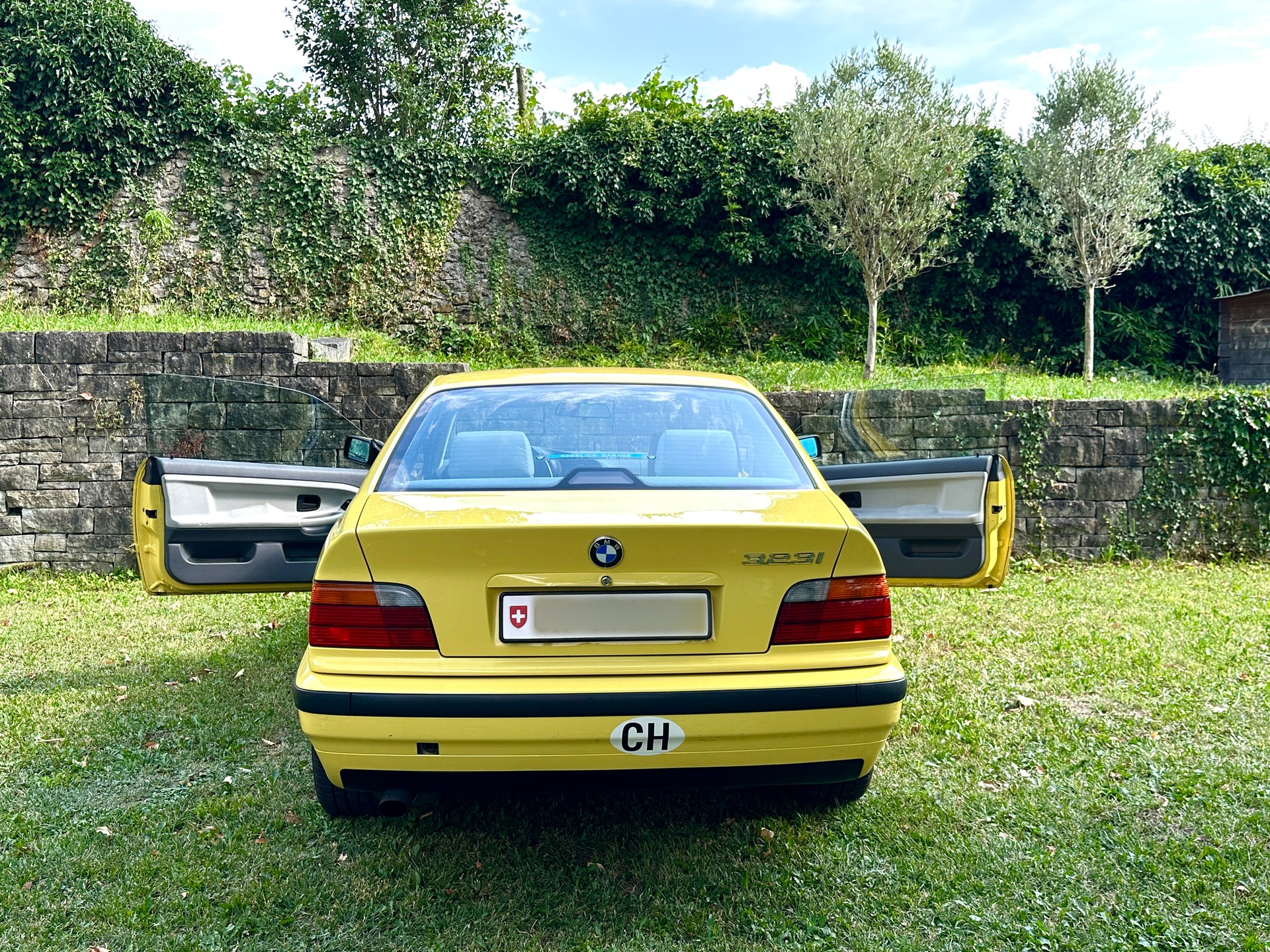 BMW 323i-image-2