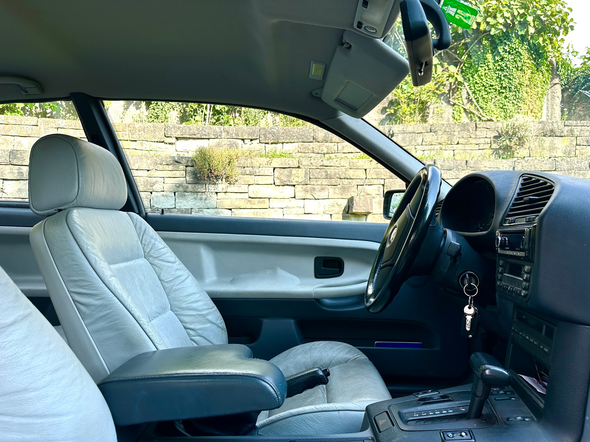 BMW 323i-image-4
