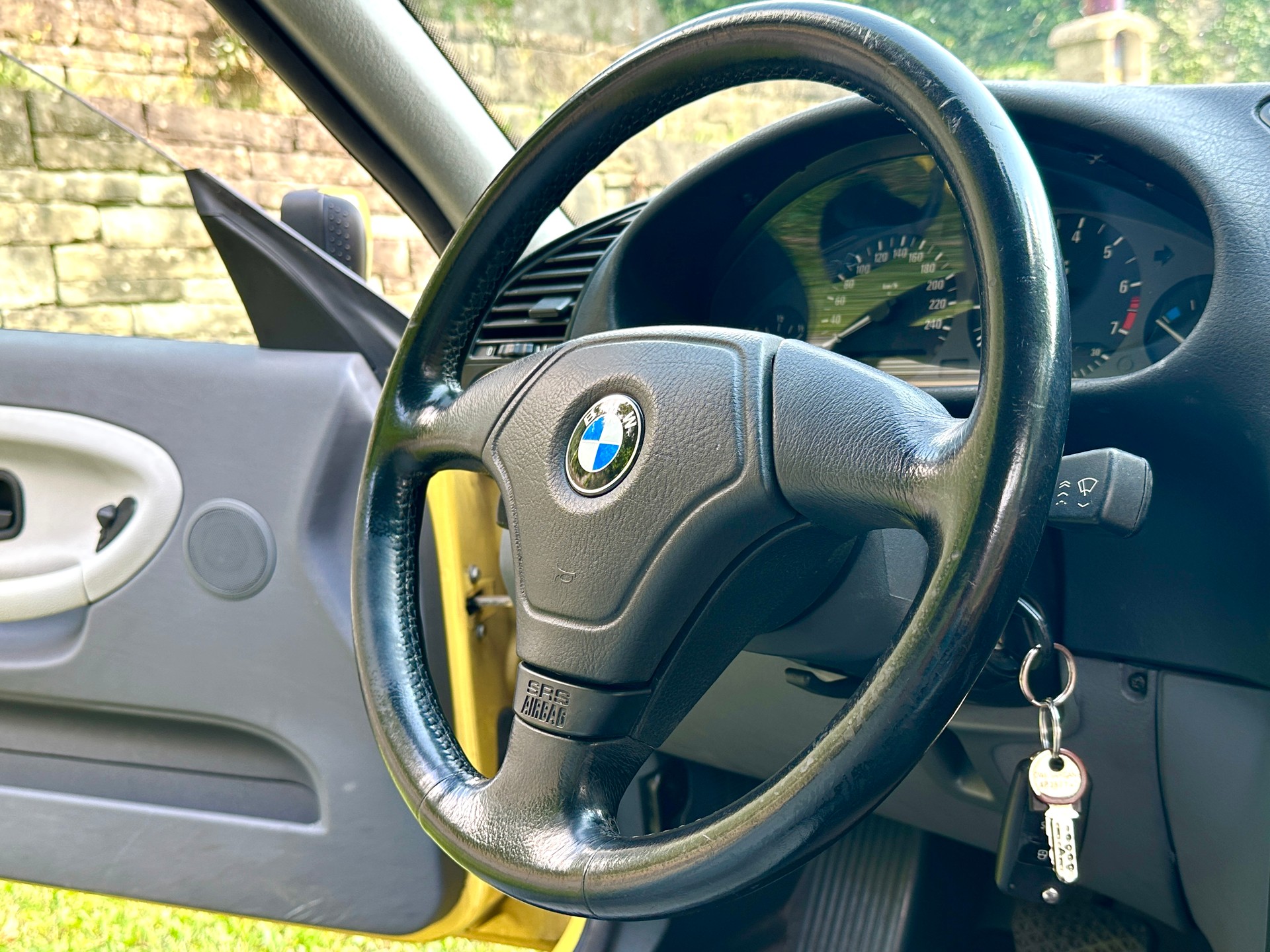 BMW 323i-image-5