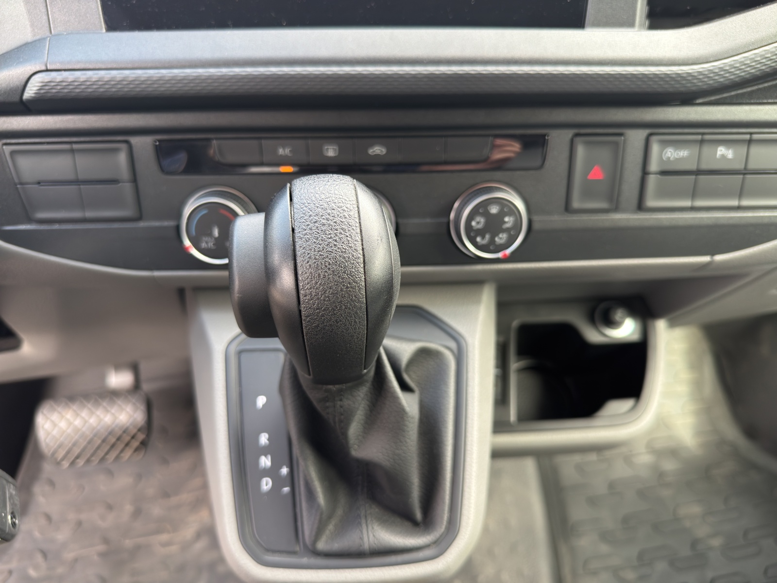 VW T6.1 2.0 TDI DSG-image-8