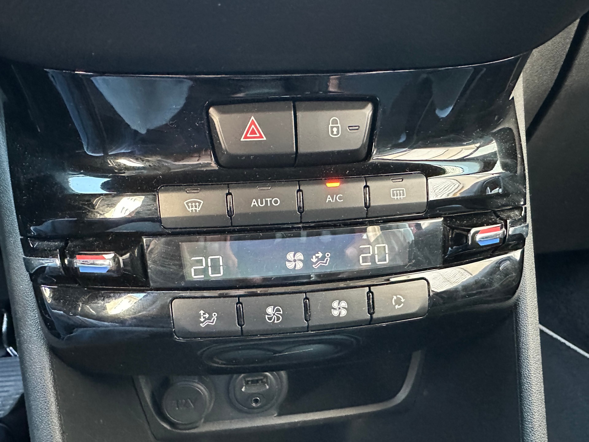 PEUGEOT 208 1.6 VTI Allure Automatik-image-18