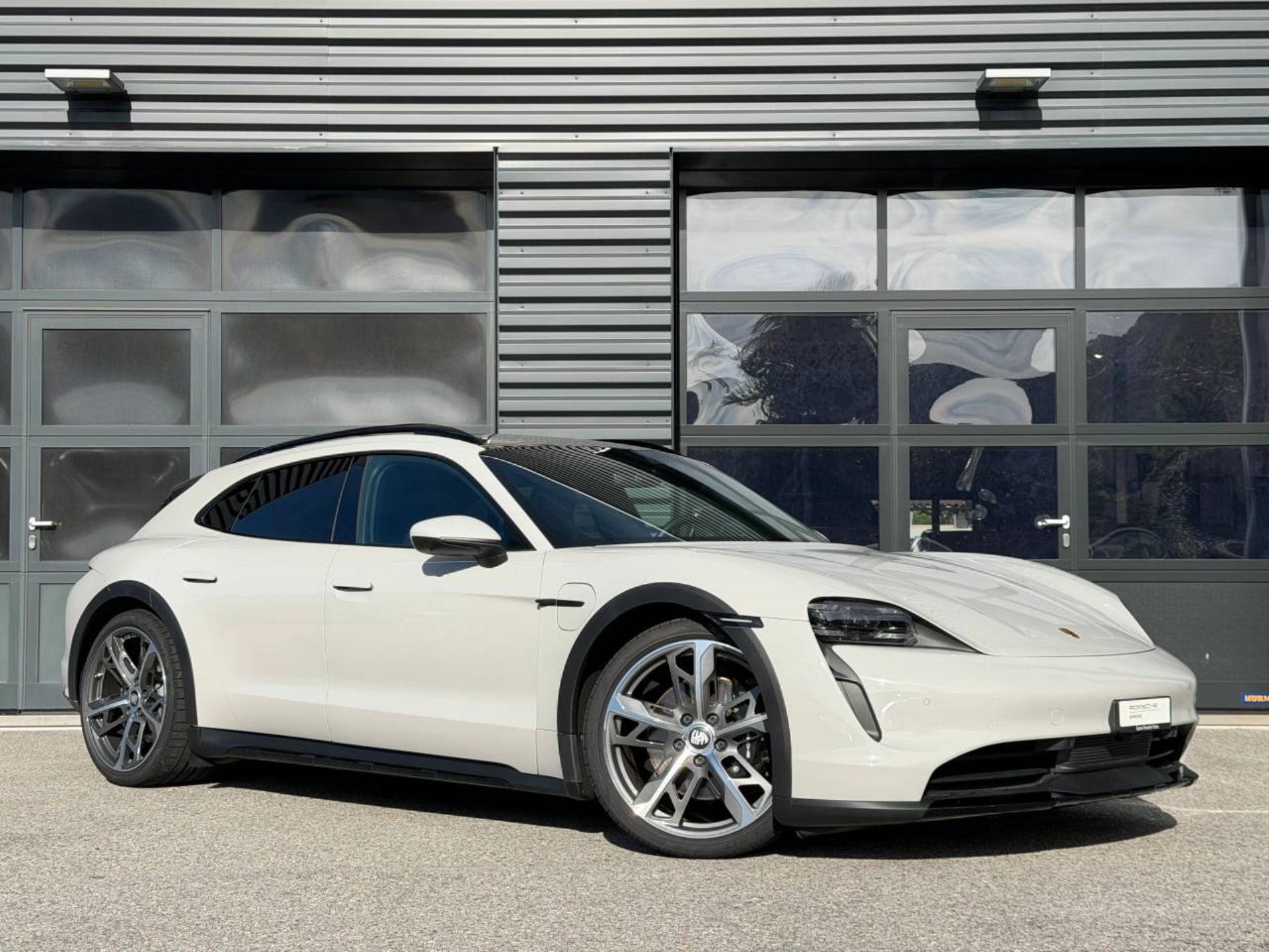 PORSCHE Taycan 4S Cross Turismo-image-8