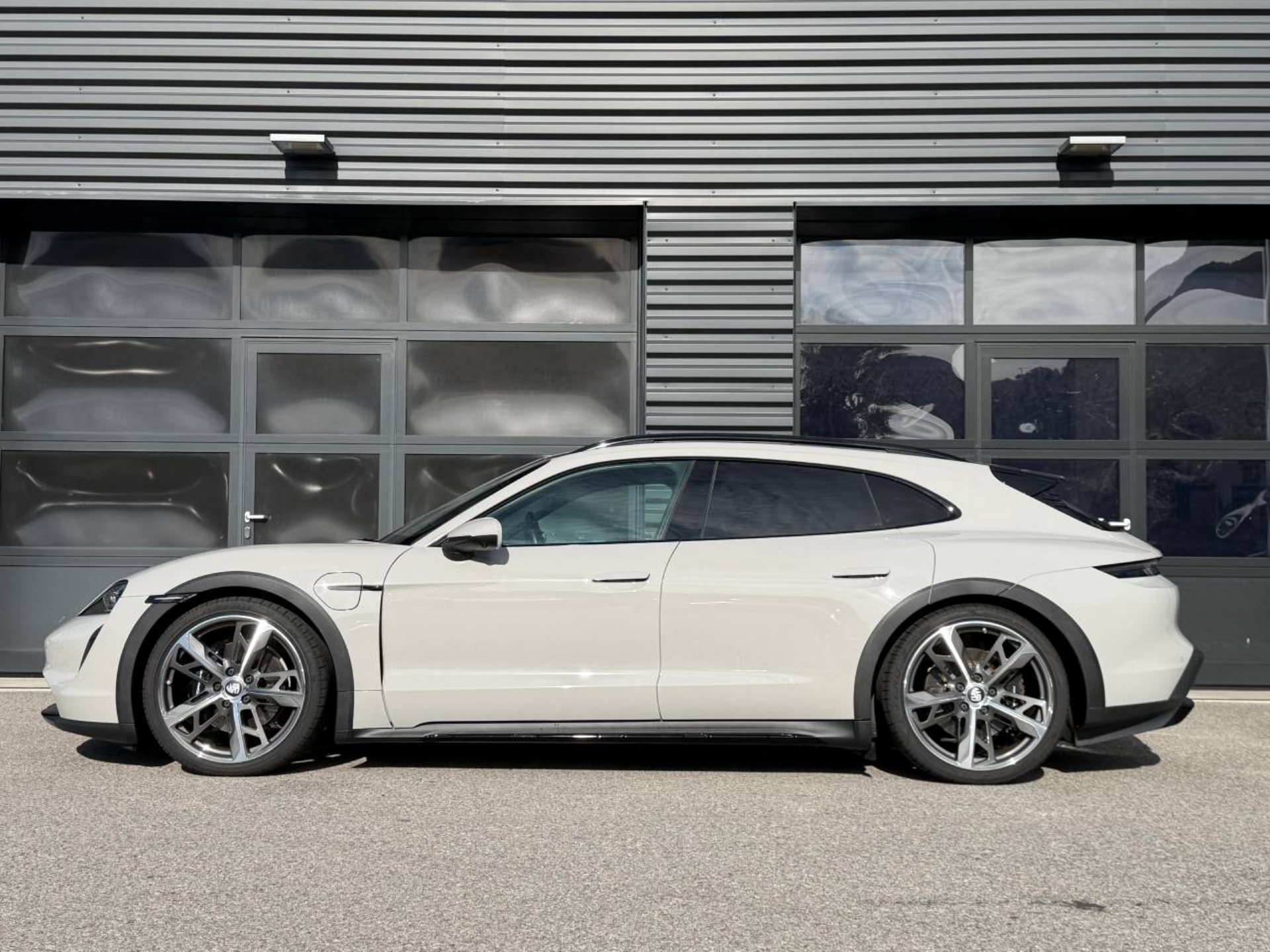 PORSCHE Taycan 4S Cross Turismo-showroom-element-1