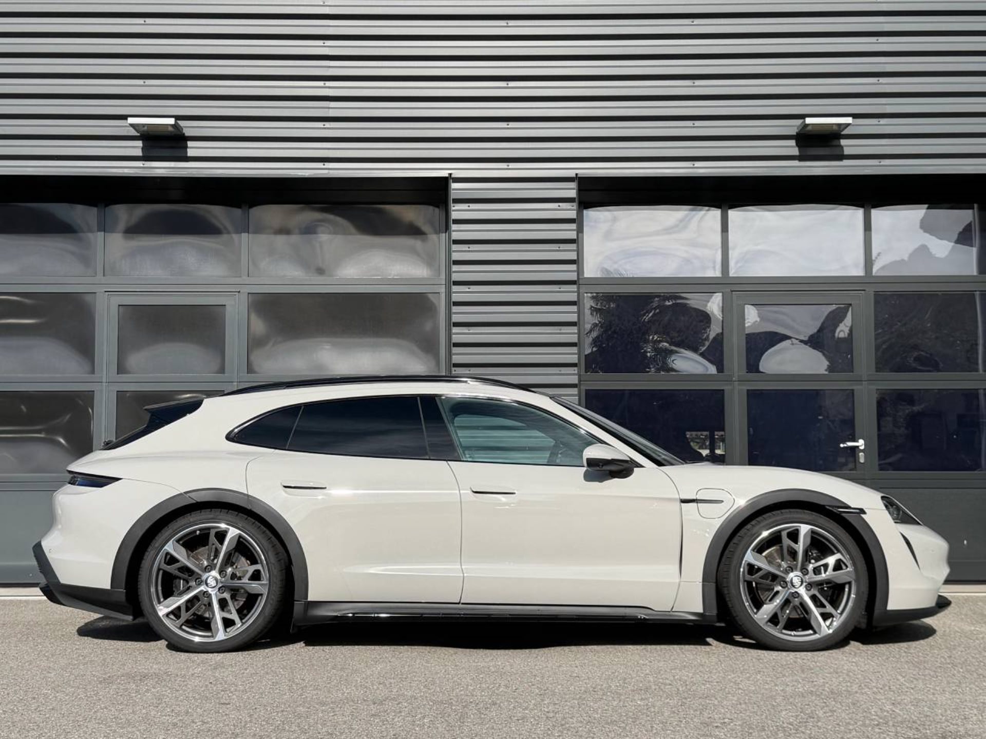 PORSCHE Taycan 4S Cross Turismo-image-7