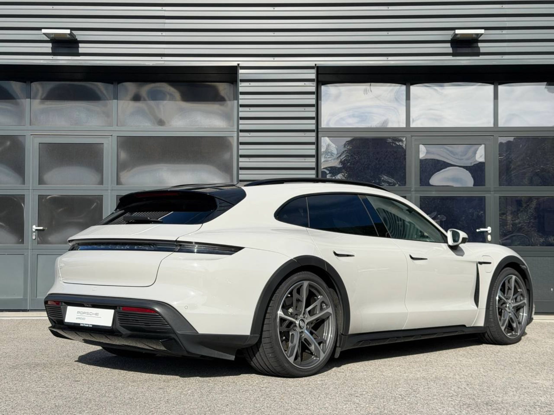 PORSCHE Taycan 4S Cross Turismo-image-6