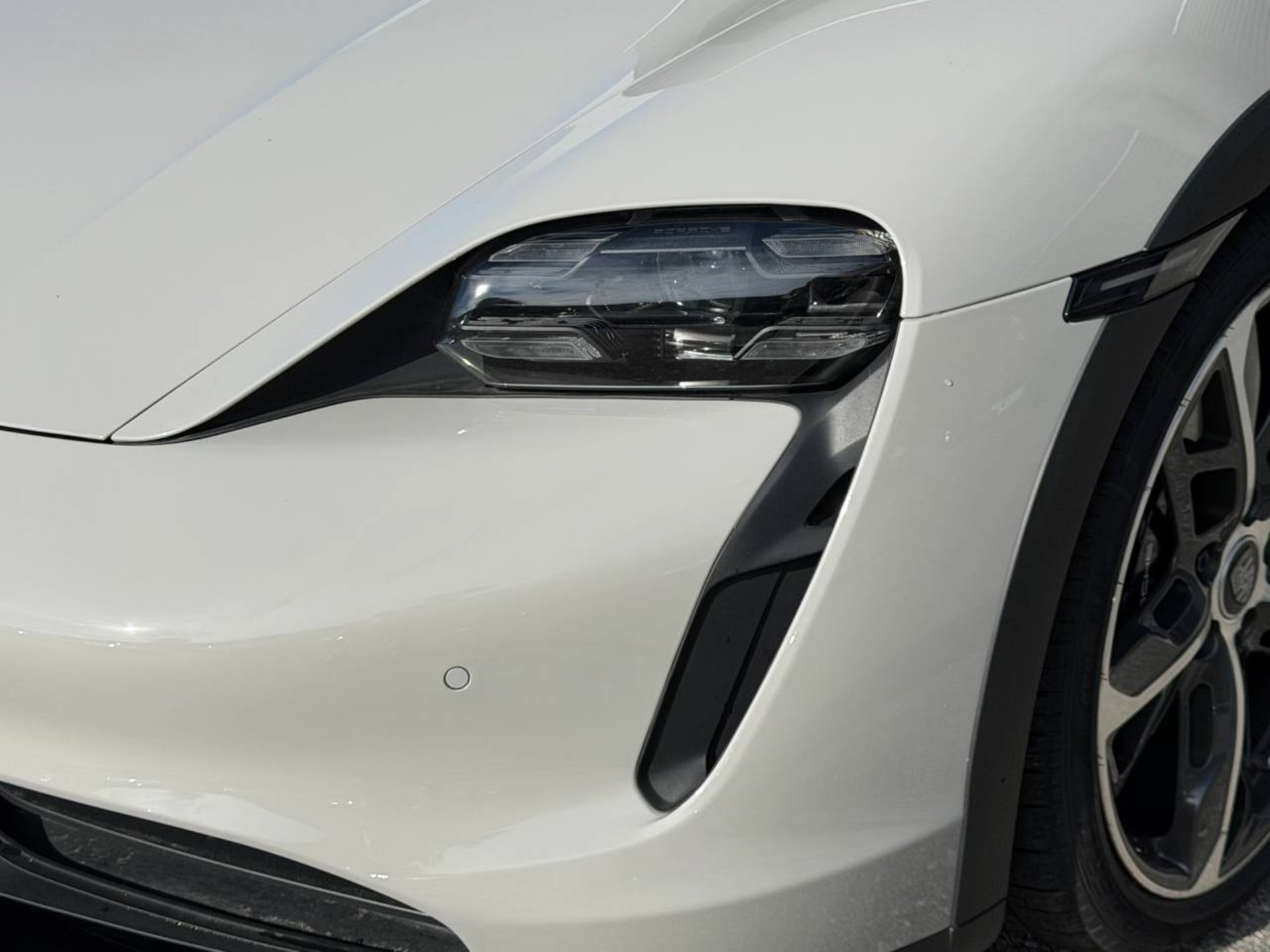 PORSCHE Taycan 4S Cross Turismo-image-12