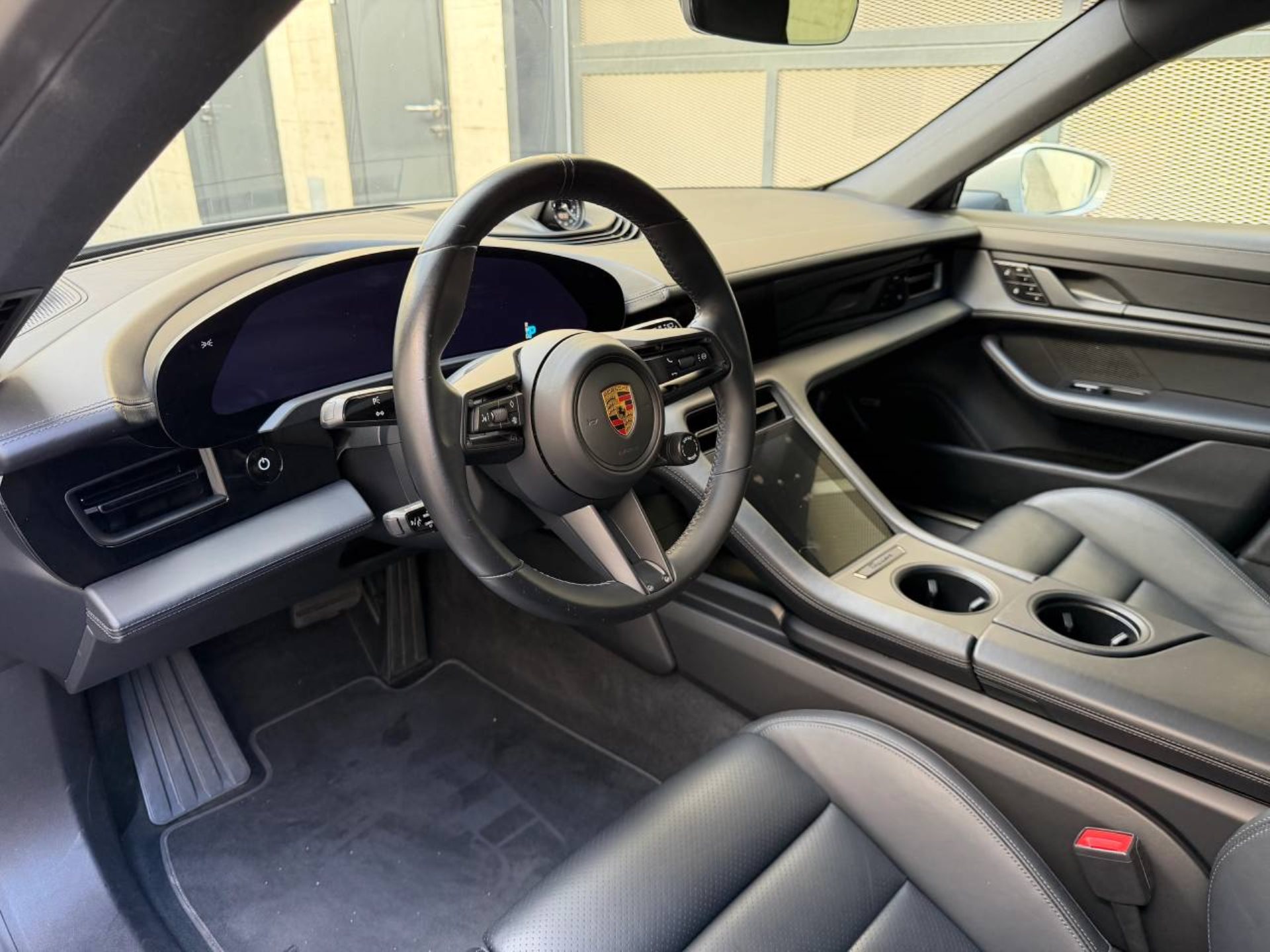 PORSCHE Taycan 4S Cross Turismo-showroom-element-3