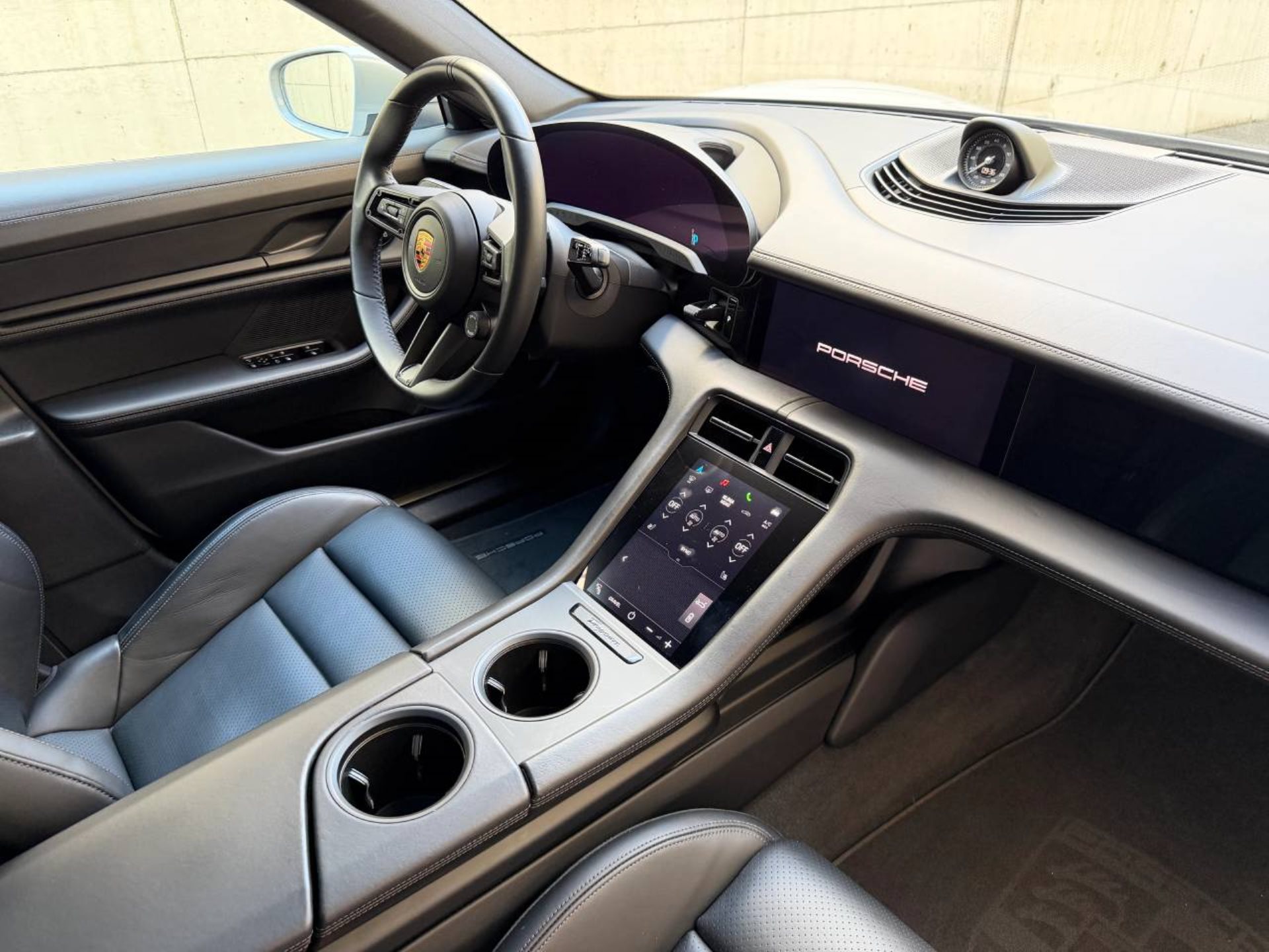 PORSCHE Taycan 4S Cross Turismo-image-26