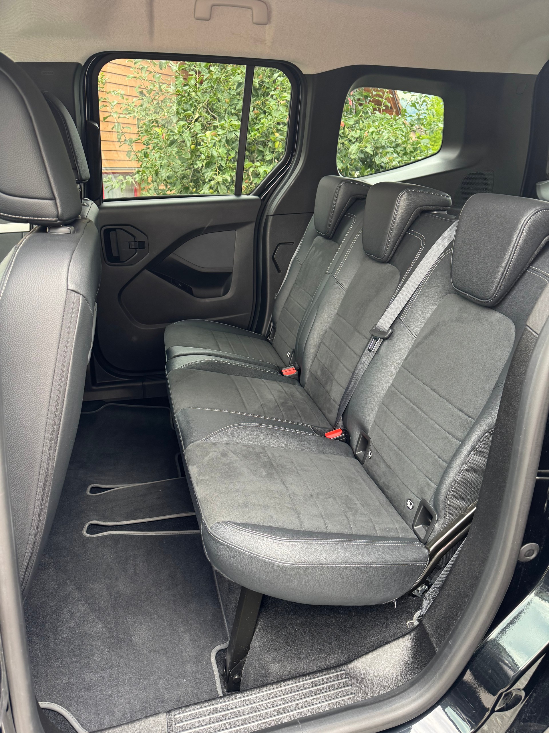 MERCEDES-BENZ T-Class 180 d Progressive-image-3