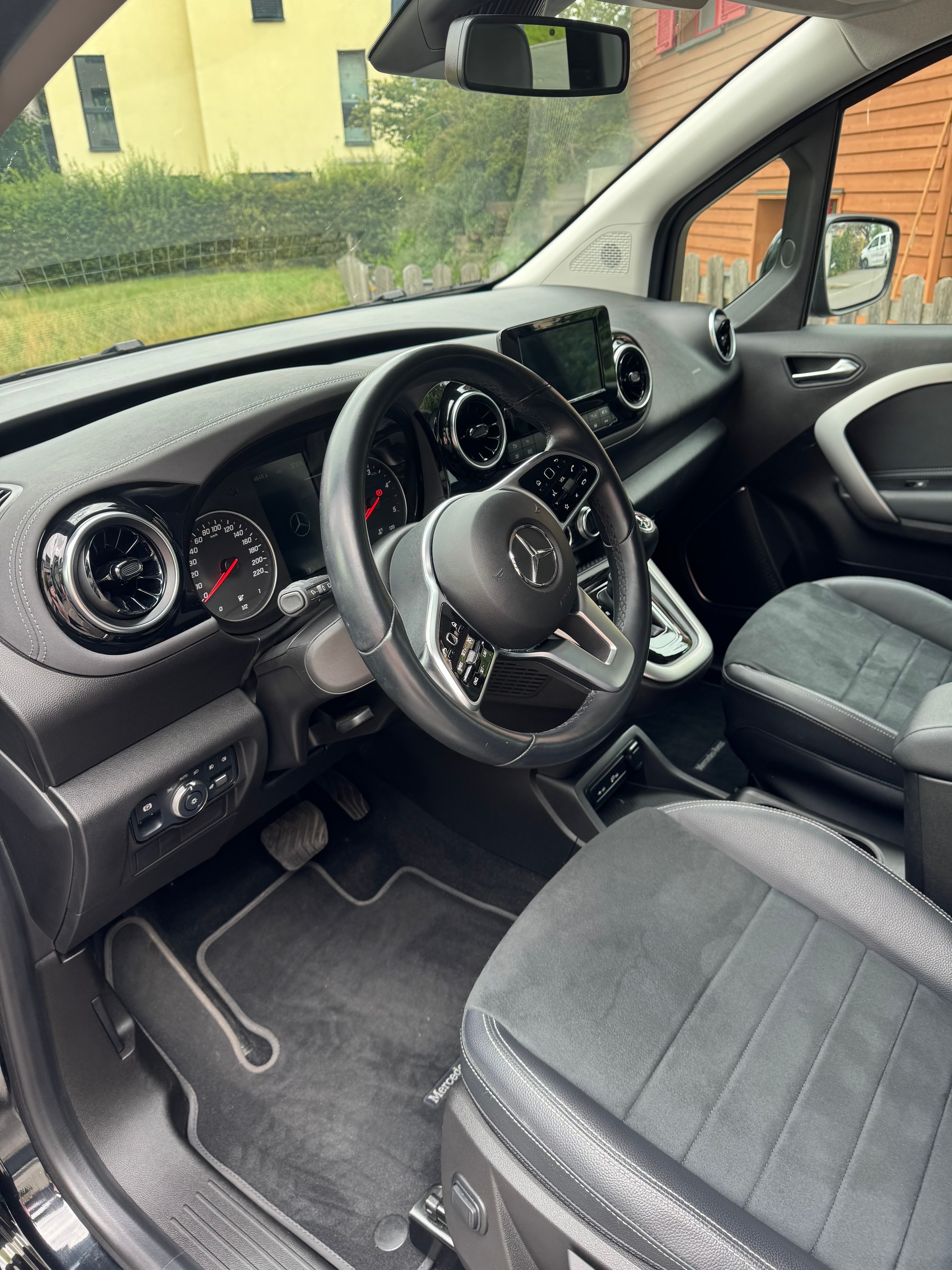 MERCEDES-BENZ T-Class 180 d Progressive-image-2