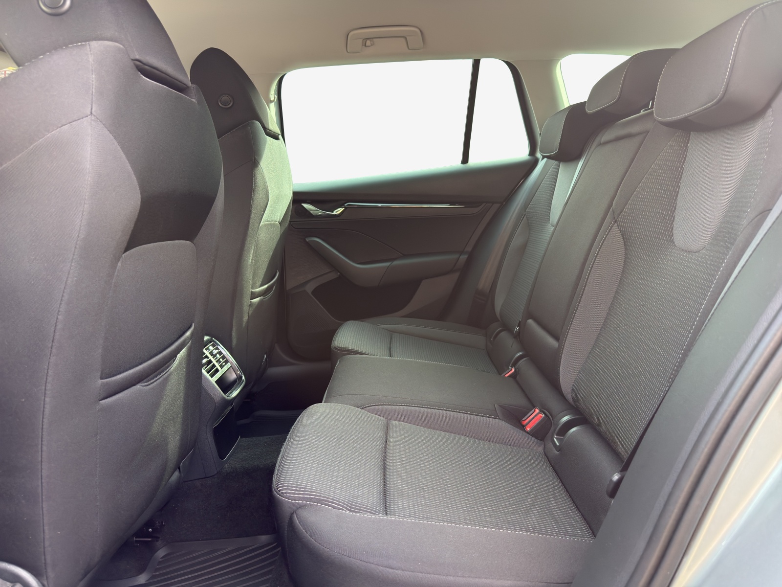 SKODA Octavia Combi 2.0 TDI DSG Ambition 4x4-image-11