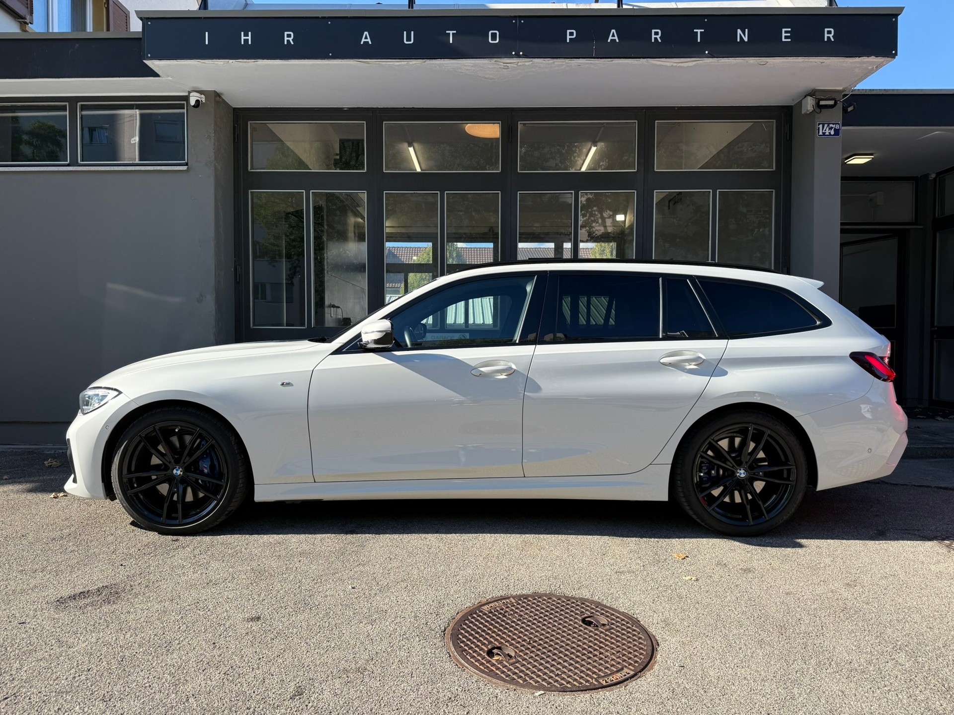 BMW 320d xDrive M Sport Touring-image-1