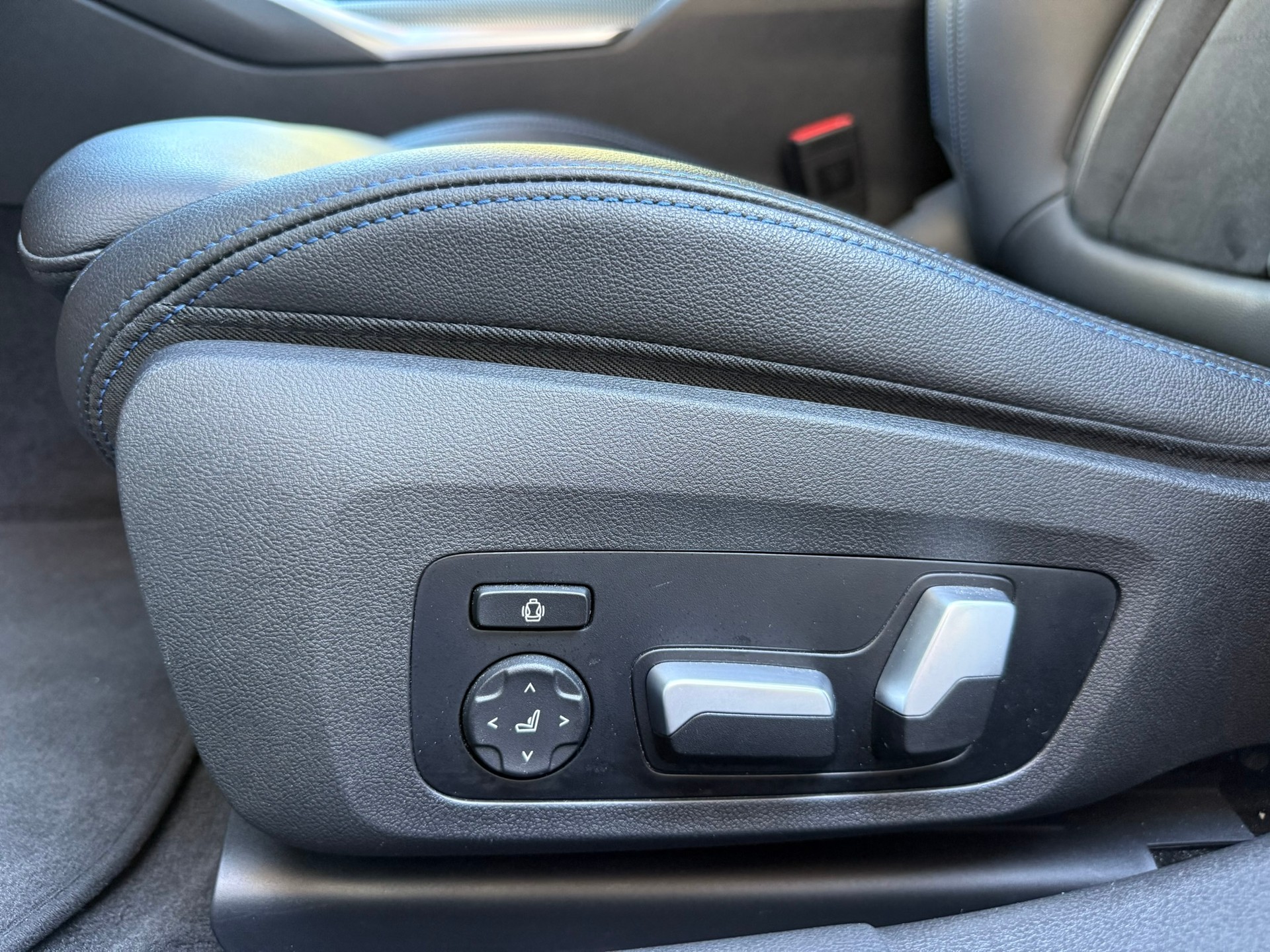 BMW 320d xDrive M Sport Touring-image-21
