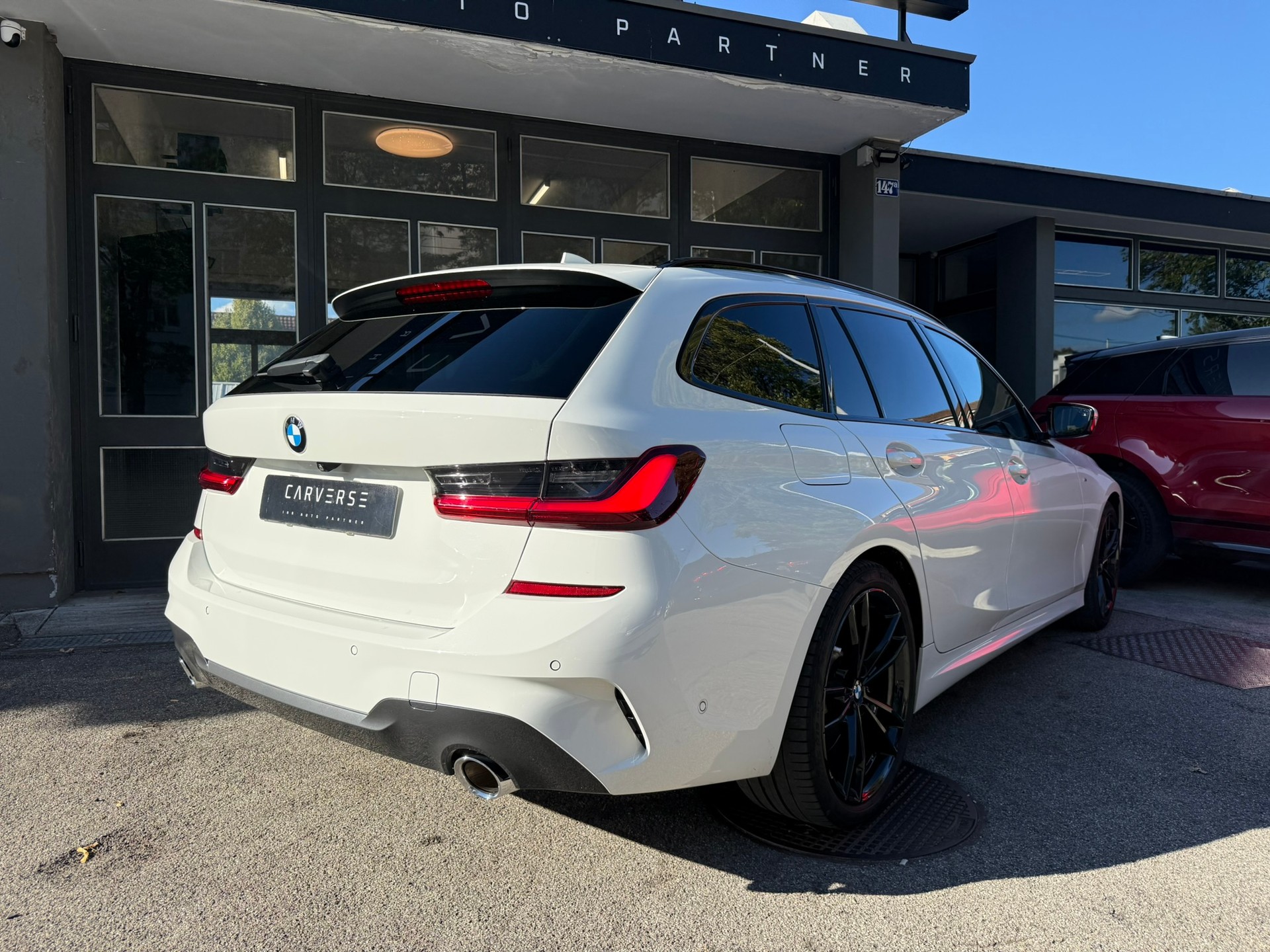 BMW 320d xDrive M Sport Touring-image-2