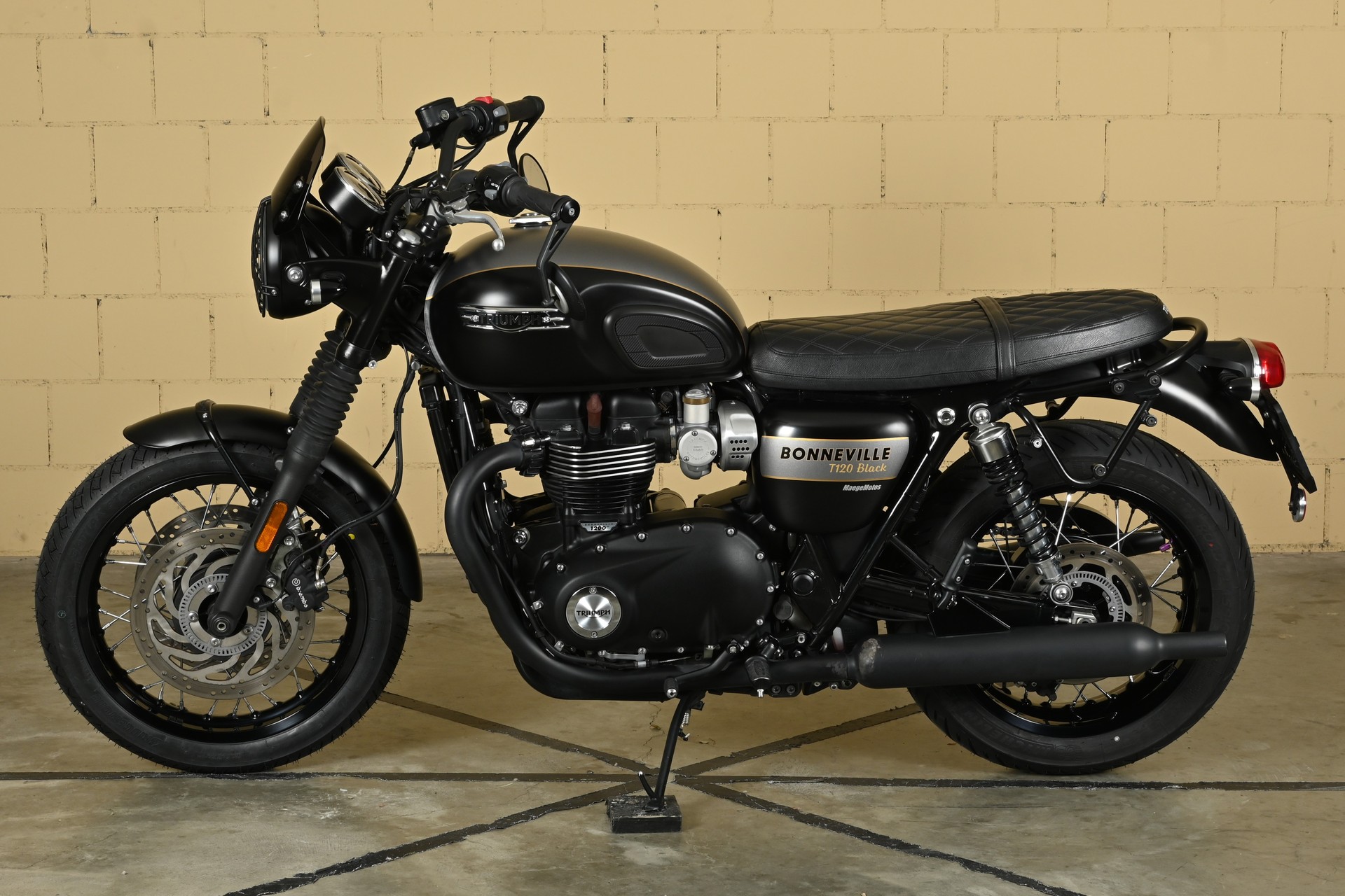 TRIUMPH Bonneville T120 Special Edition-showroom-element-3