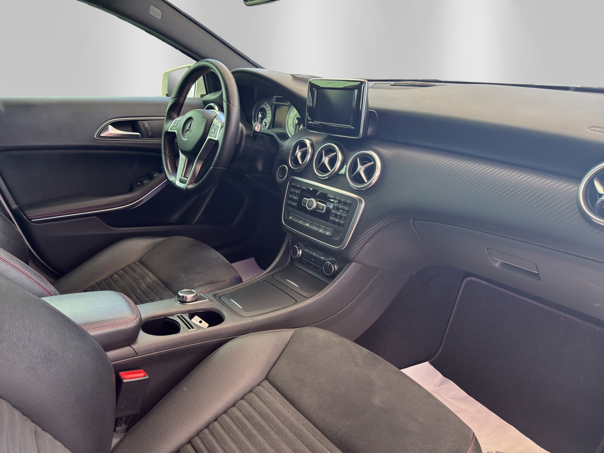 MERCEDES-BENZ A 200 AMG Line 7G-DCT-image-13