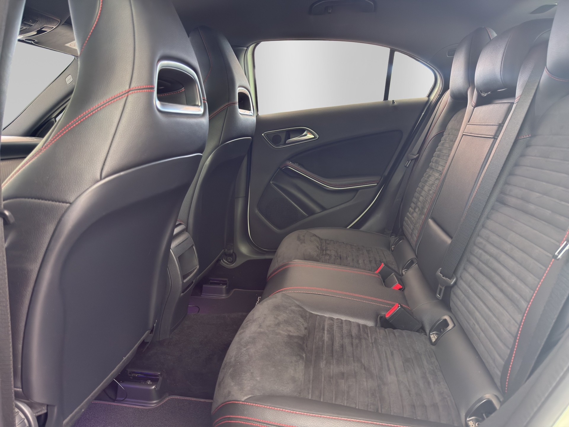 MERCEDES-BENZ A 200 AMG Line 7G-DCT-image-14