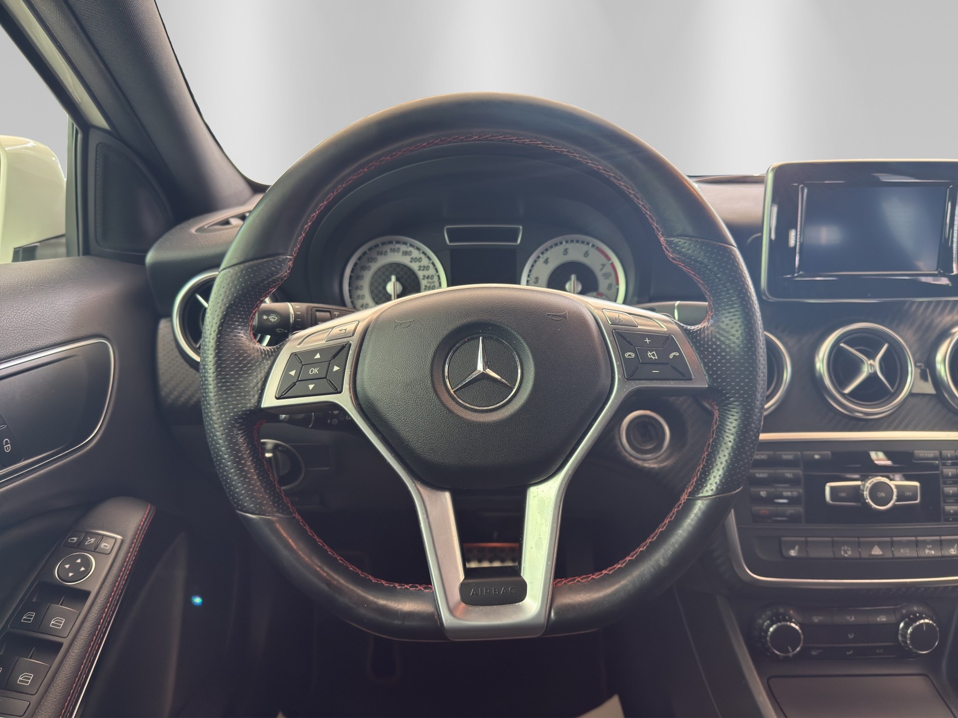 MERCEDES-BENZ A 200 AMG Line 7G-DCT-image-9