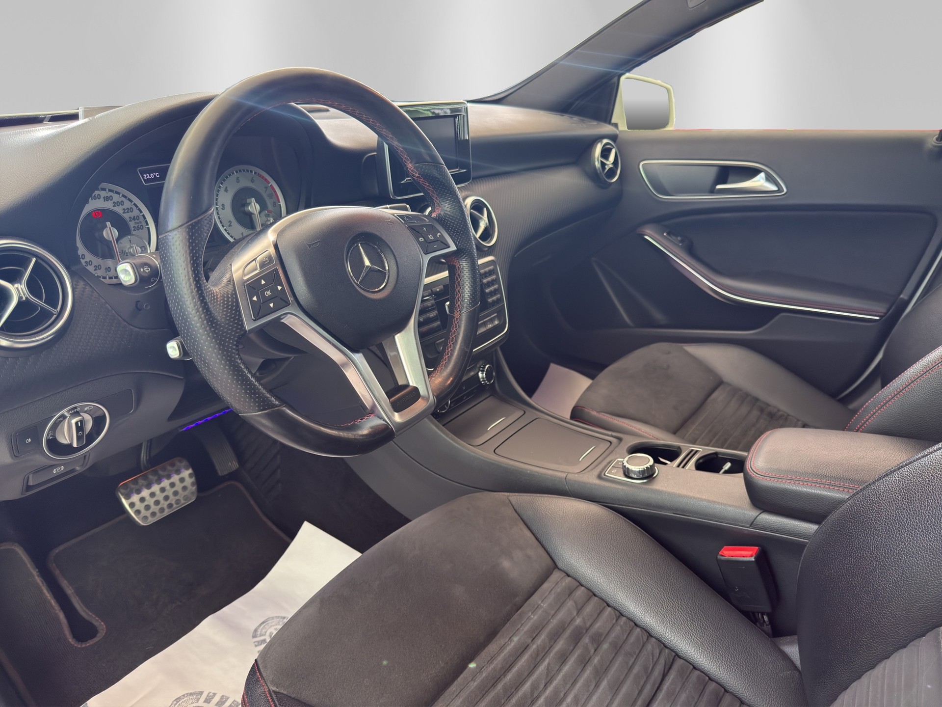 MERCEDES-BENZ A 200 AMG Line 7G-DCT-image-7
