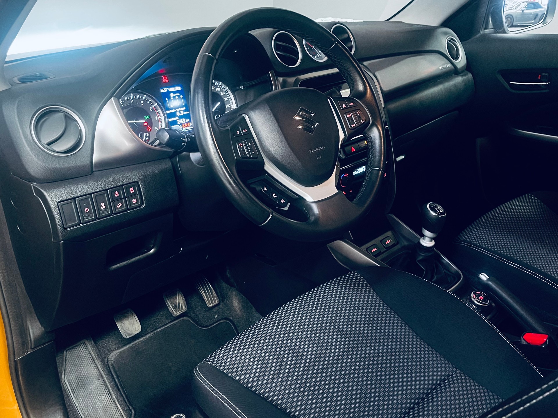 SUZUKI Vitara 1.4 Boosterjet Compact + Hybrid 4x4-image-12