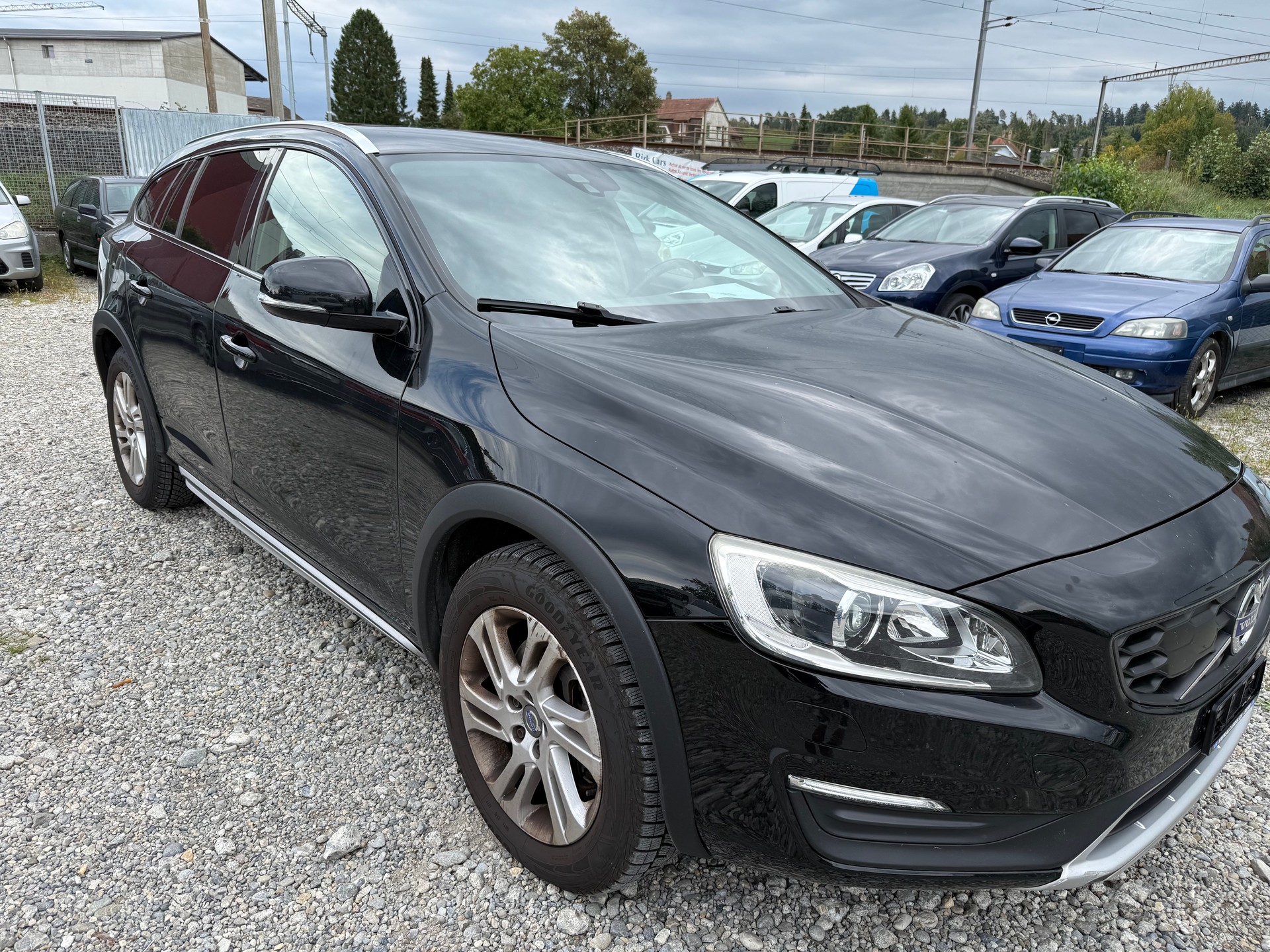 VOLVO V60 Cross Country D3 Kinetic Geartronic-image-1