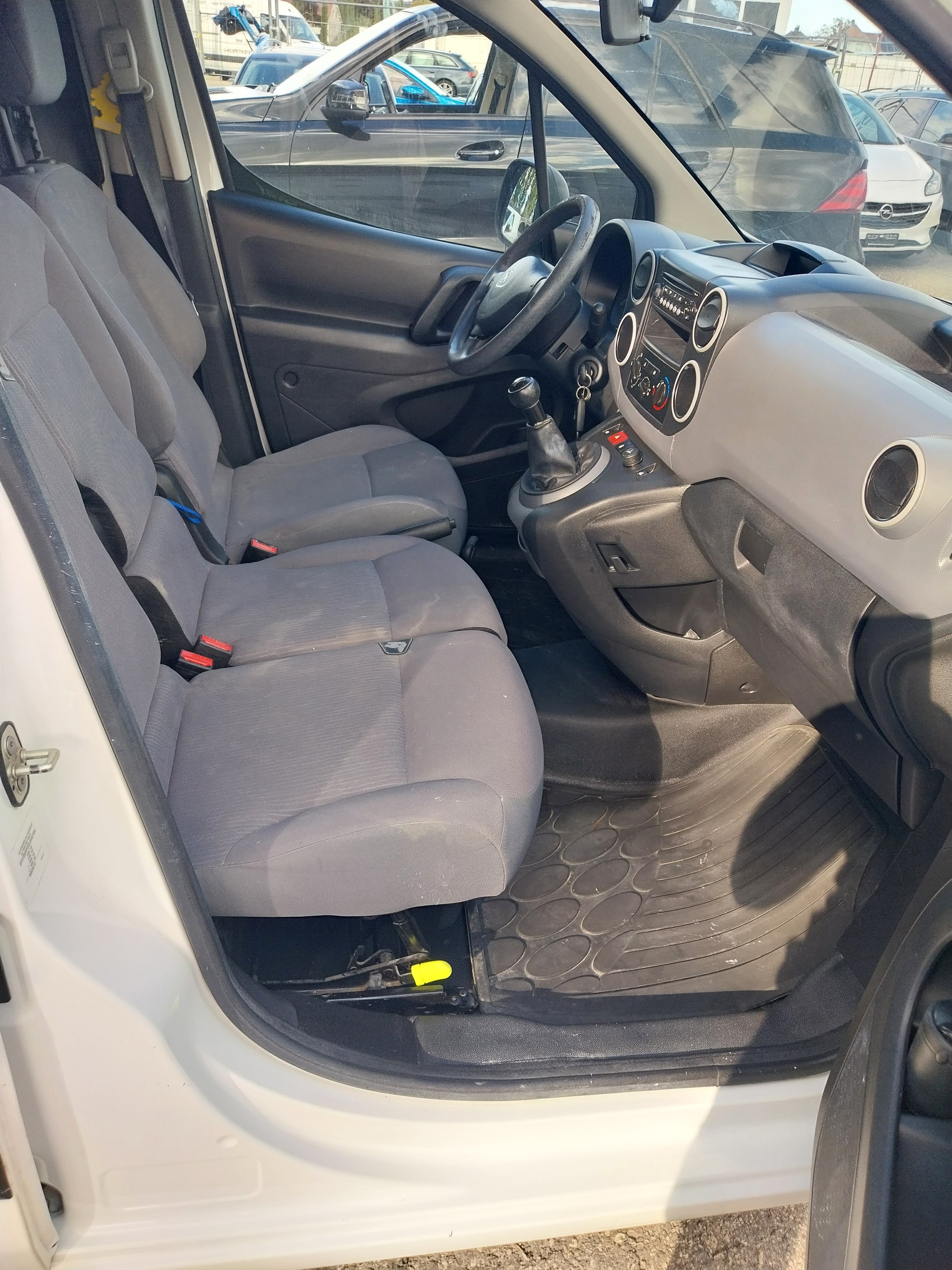 PEUGEOT Partner 1.6 e-HDI Urban Pack-image-11