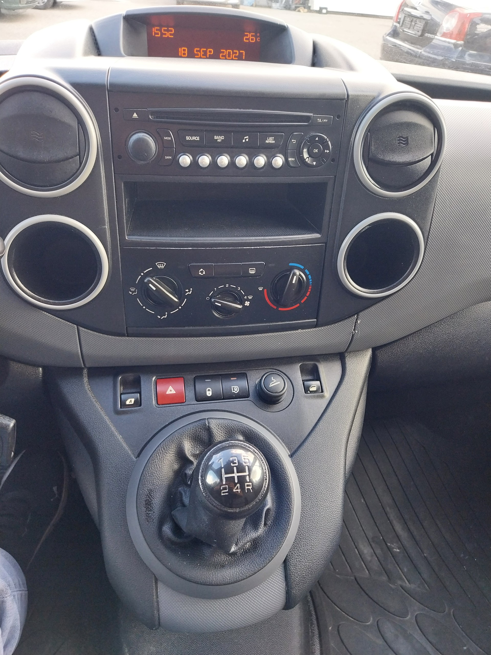 PEUGEOT Partner 1.6 e-HDI Urban Pack-image-5