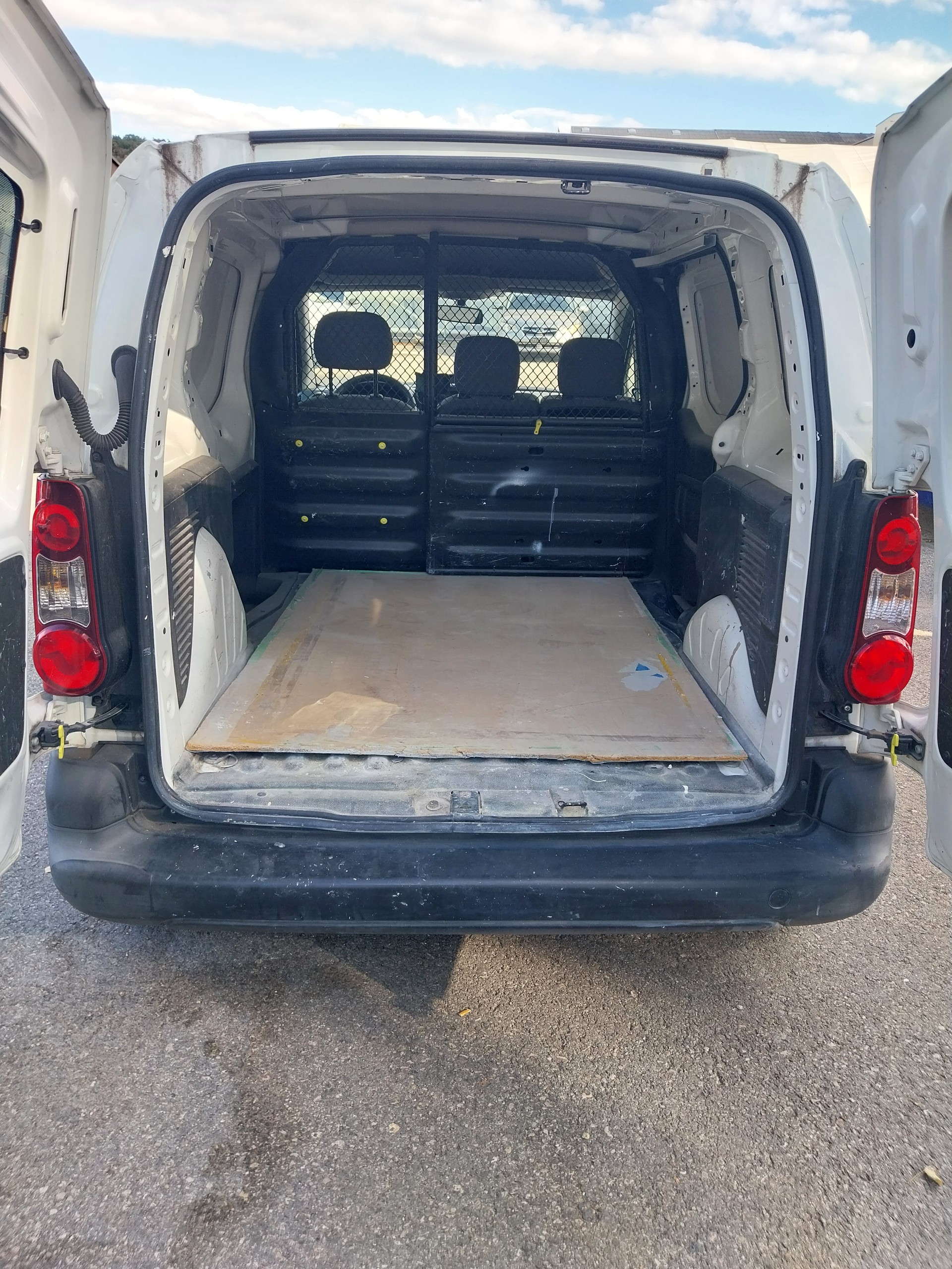 PEUGEOT Partner 1.6 e-HDI Urban Pack-image-12