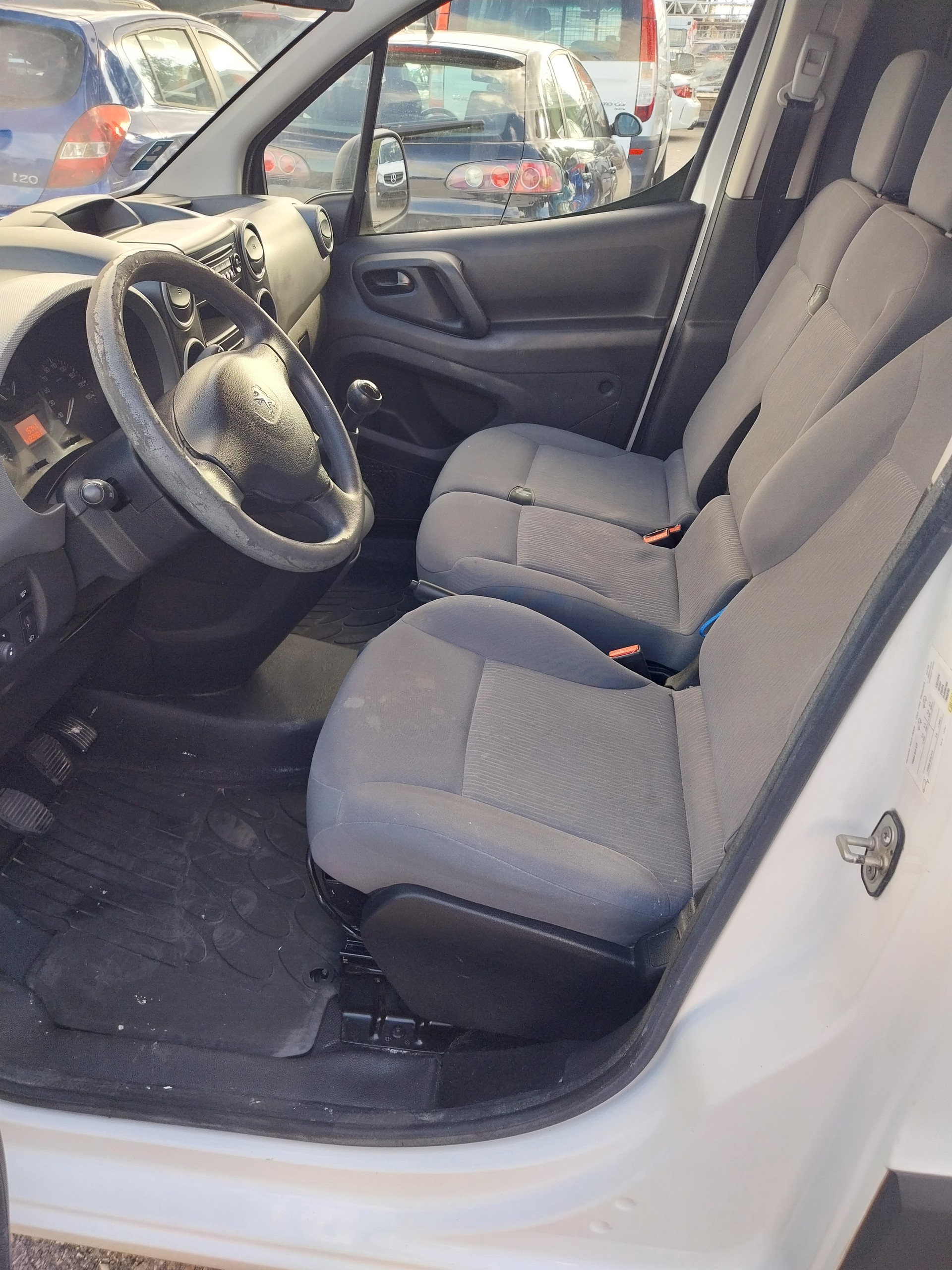 PEUGEOT Partner 1.6 e-HDI Urban Pack-image-10