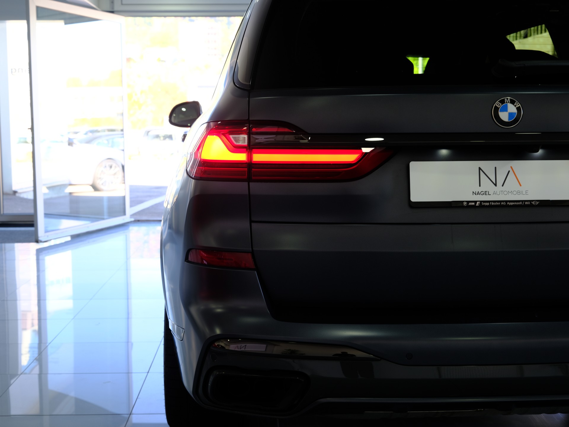 BMW X7 xDrive M50i Steptronic *EDITION DARK SHADOW* *6-SITZER*-image-11