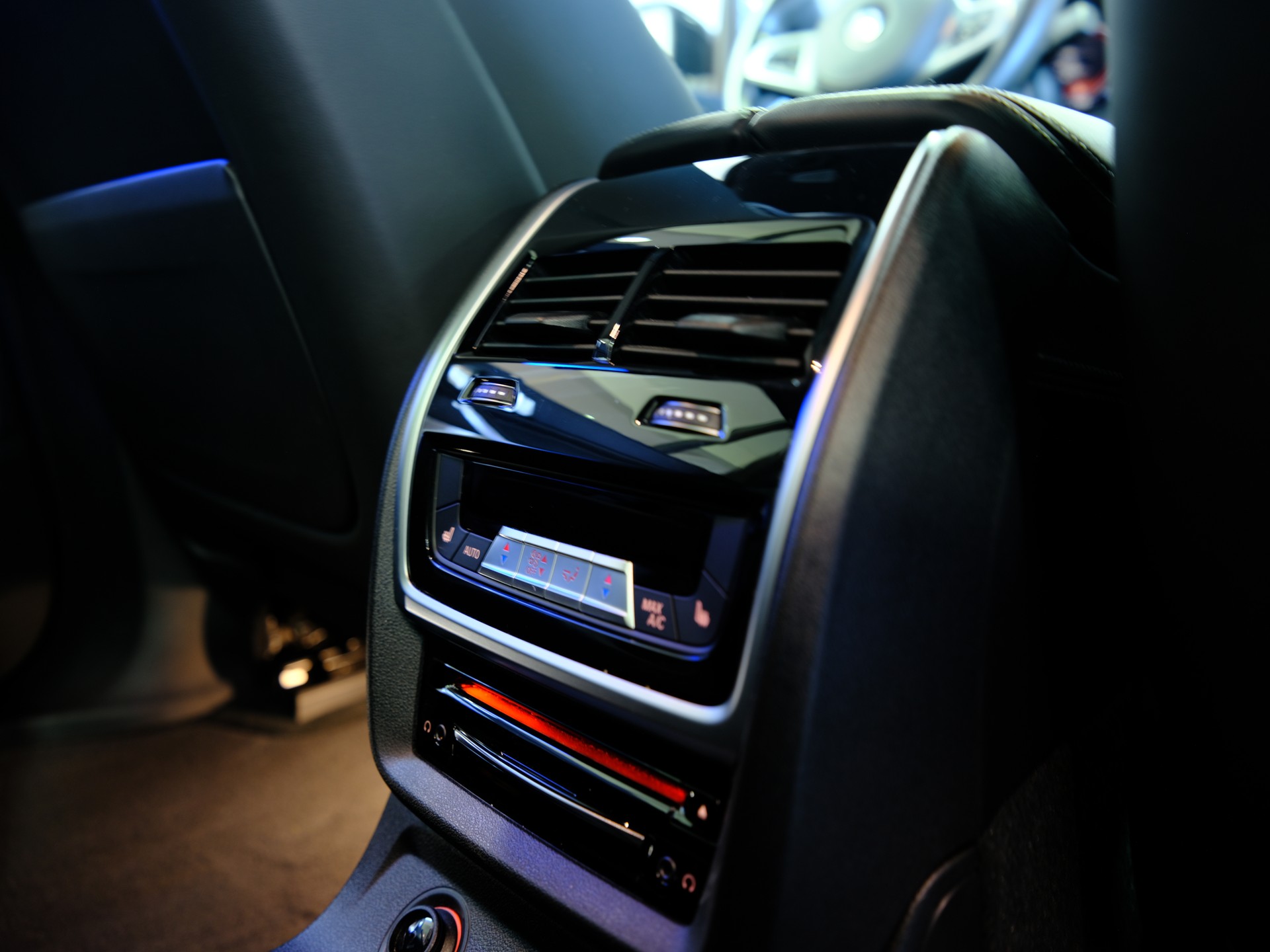 BMW X7 xDrive M50i Steptronic *EDITION DARK SHADOW* *6-SITZER*-image-15