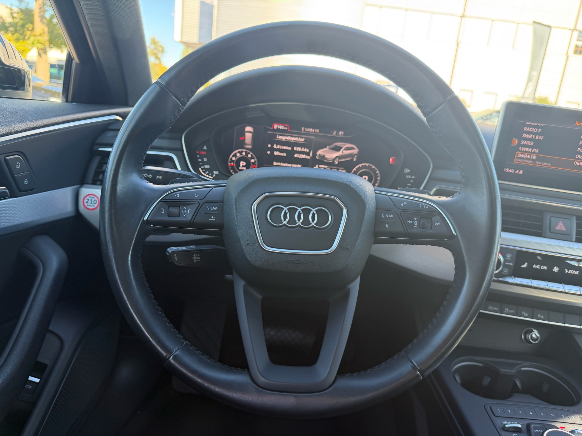 AUDI A4 Avant 2.0 TFSI quattro S-tronic-image-12