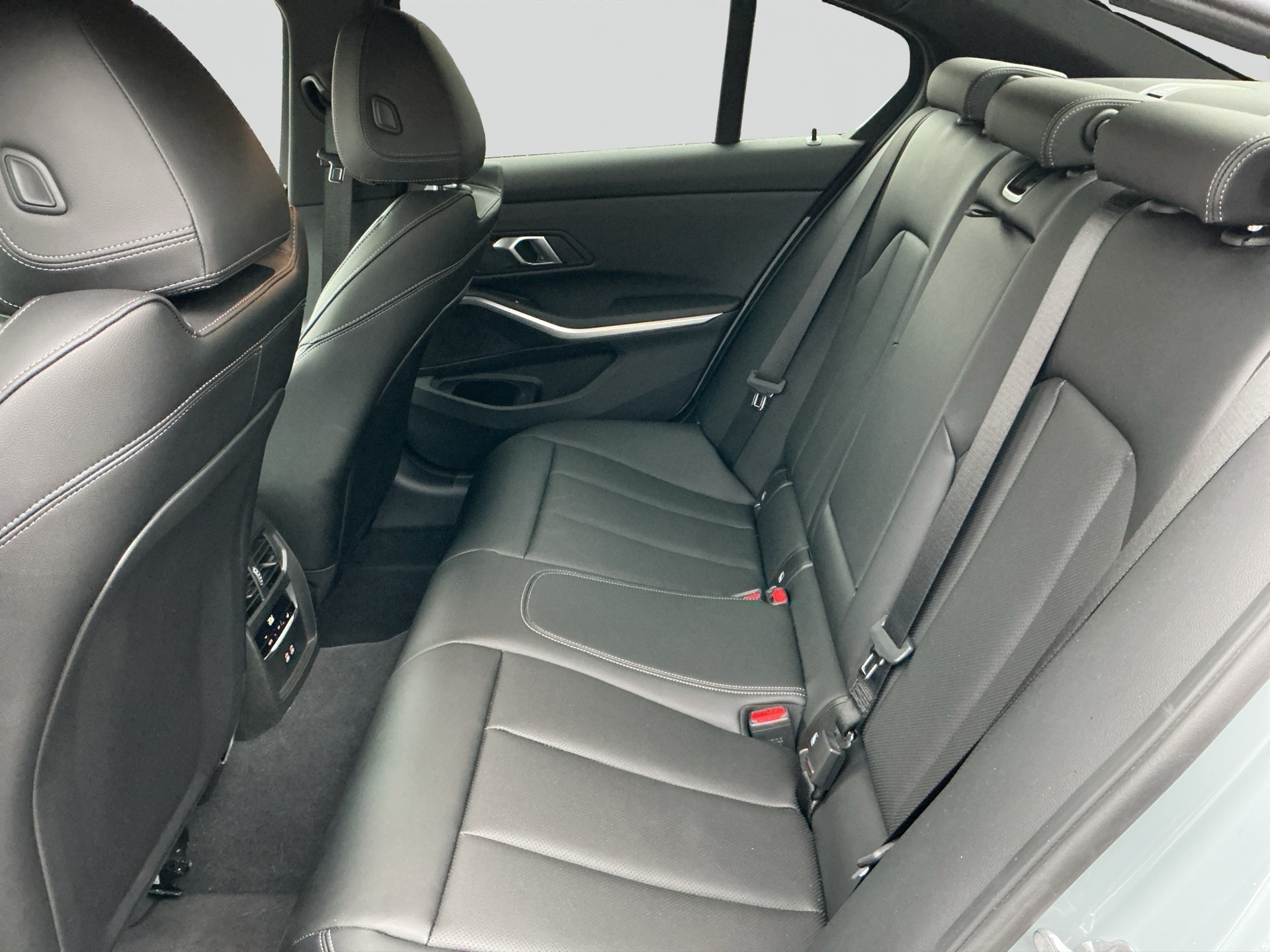 BMW 320i xDrive Steptronic M Sport-image-12