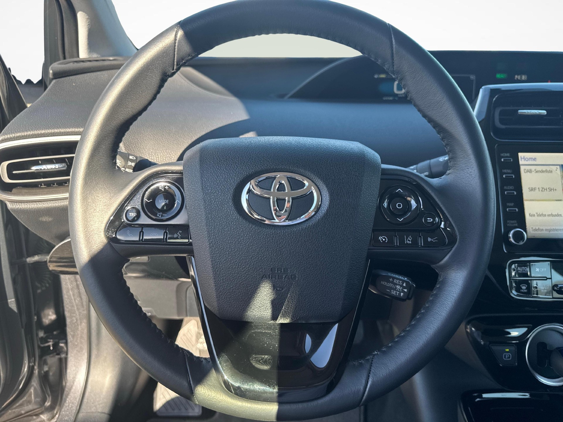 TOYOTA Prius 1.8 VVTi HSD Plug-In Solar-image-13