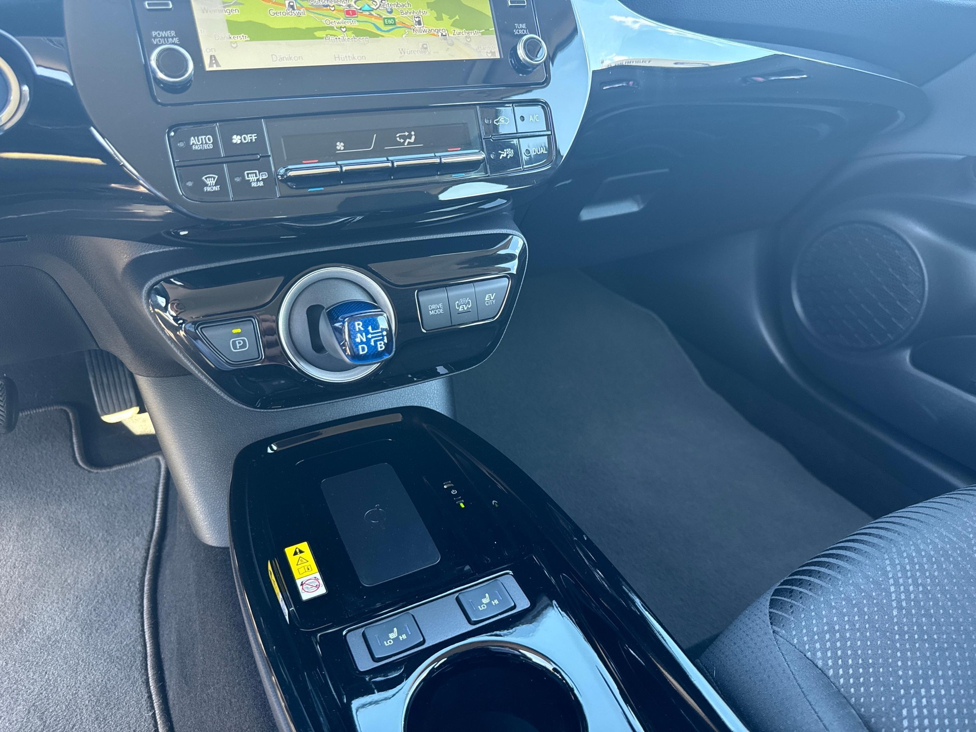 TOYOTA Prius 1.8 VVTi HSD Plug-In Solar-image-16