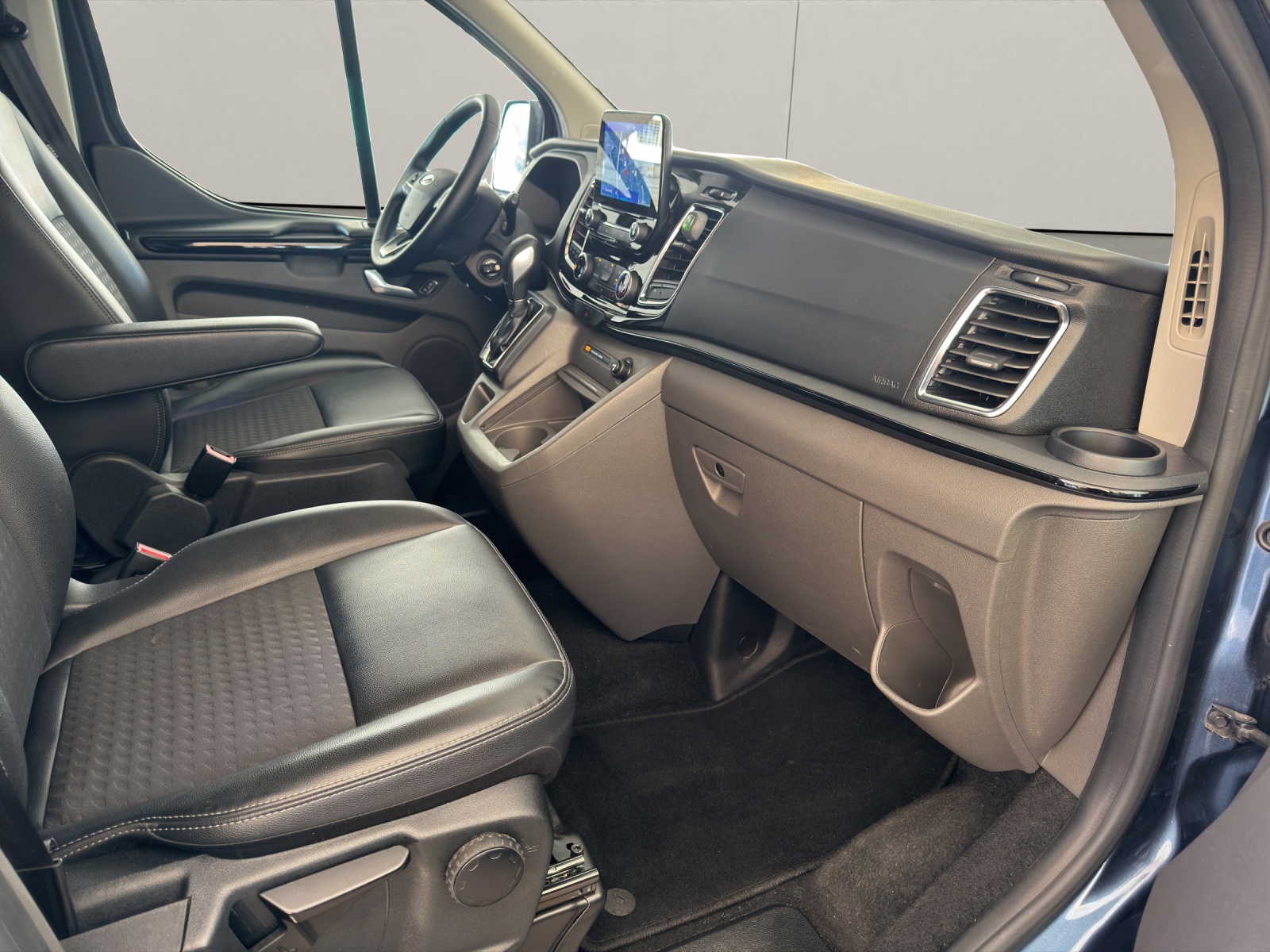 FORD Tourneo Custom Bus 320 L1 2.0 TDCi 170PS Sport Titanium 8-Plätzer-image-12
