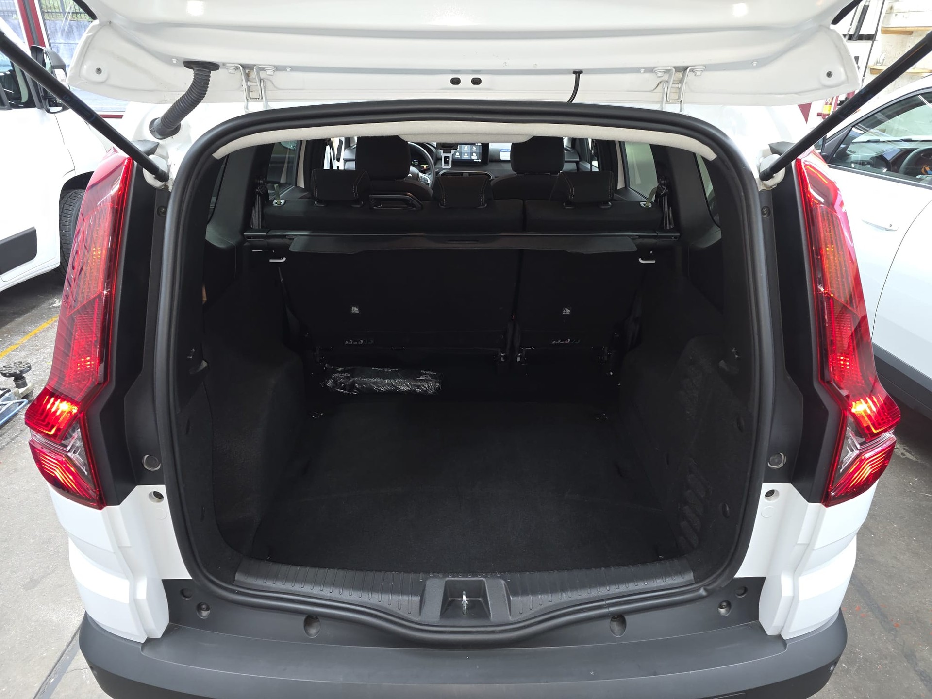 DACIA Jogger HEV 140 Extreme-image-3