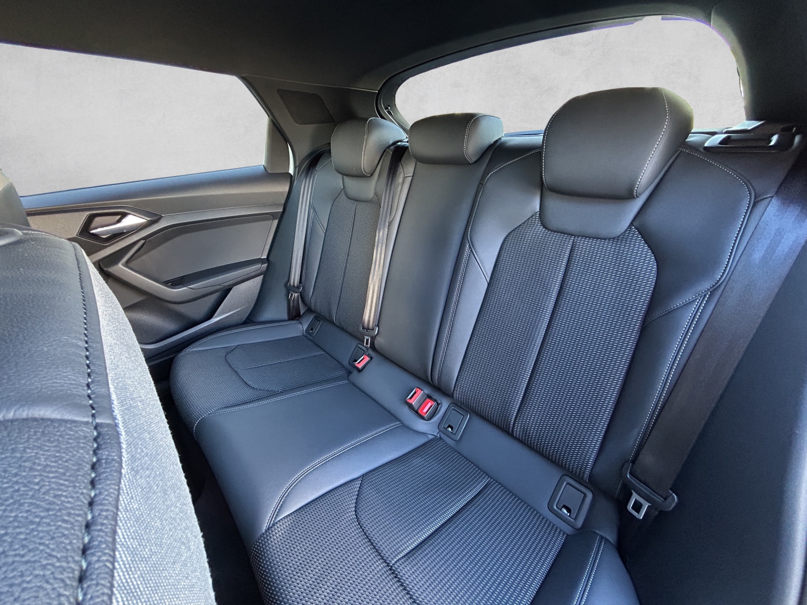 AUDI A1 Sportback 35 TFSI S Line-image-8