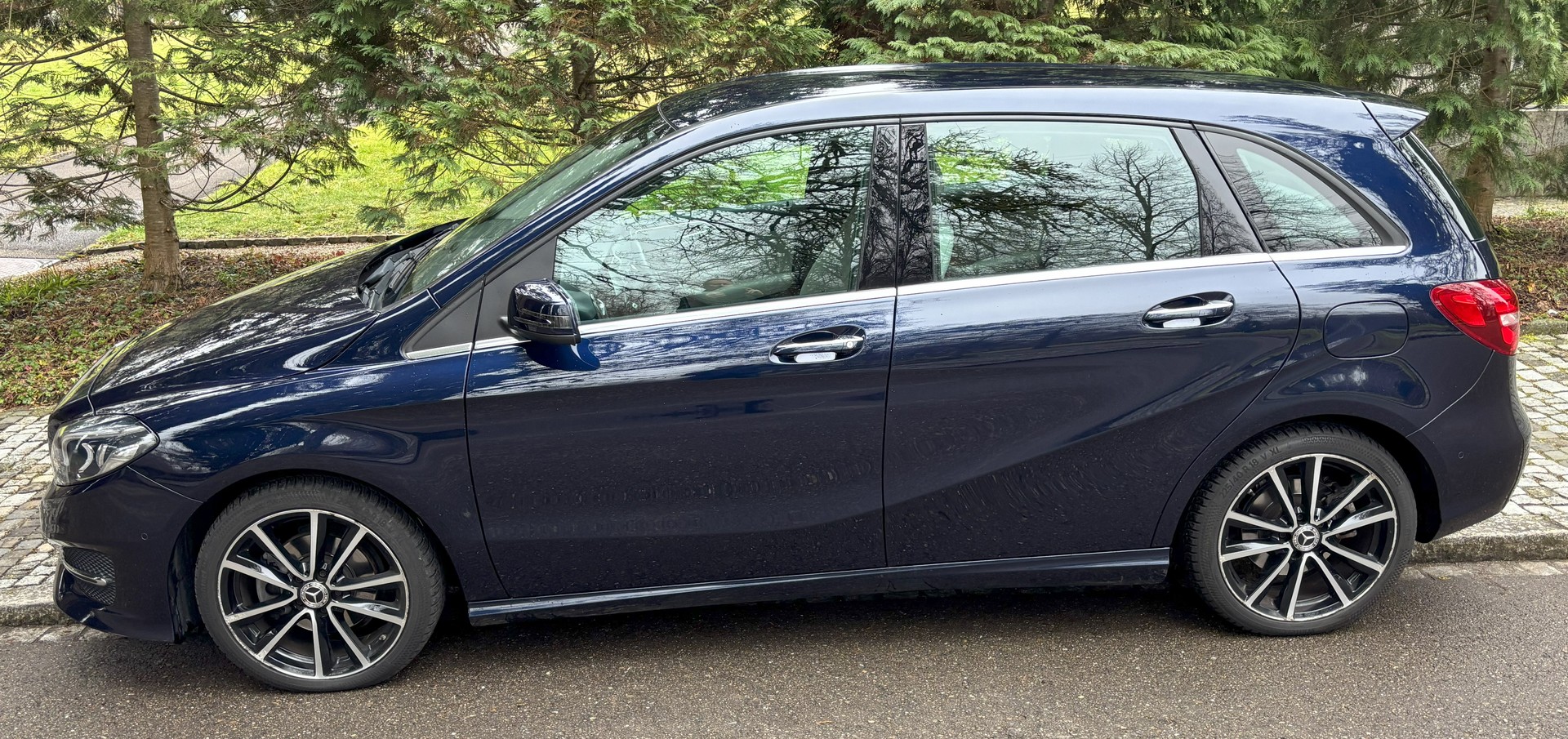 MERCEDES-BENZ B 220 CDI Swiss Star Edition Urban 4Matic 7G-DCT-image-3