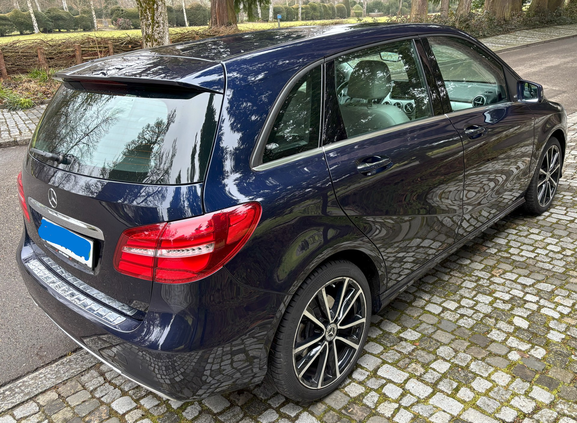 MERCEDES-BENZ B 220 CDI Swiss Star Edition Urban 4Matic 7G-DCT-image-2