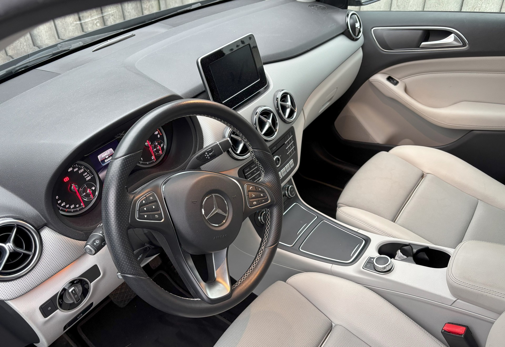 MERCEDES-BENZ B 220 CDI Swiss Star Edition Urban 4Matic 7G-DCT-image-4