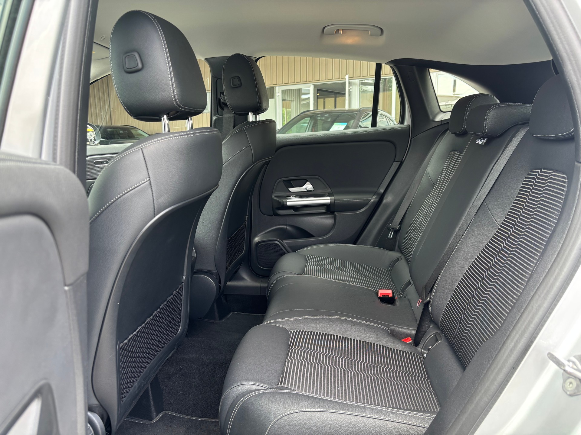 MERCEDES-BENZ GLA 200 Progressive 7G-DCT-image-12