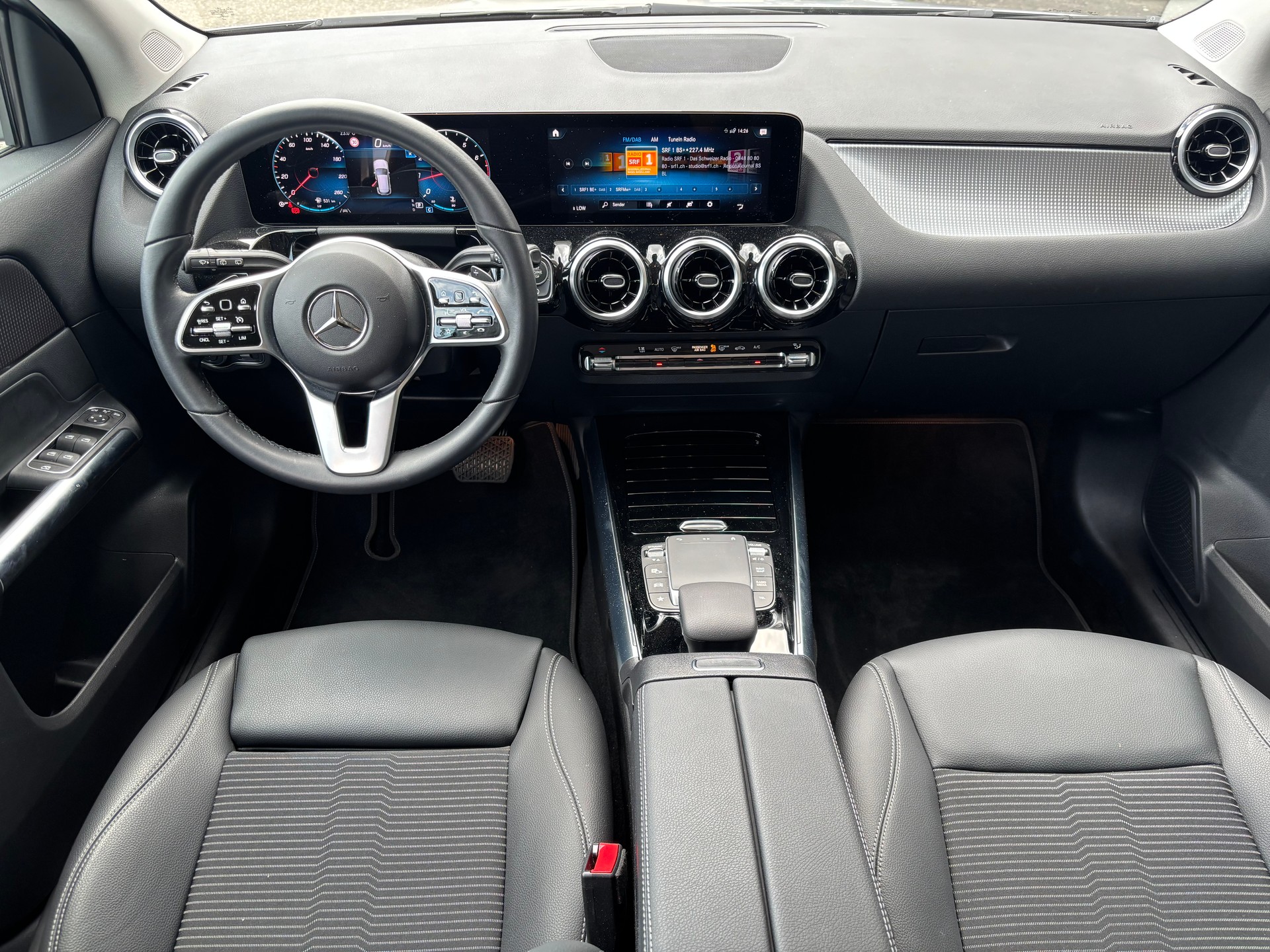 MERCEDES-BENZ GLA 200 Progressive 7G-DCT-image-10