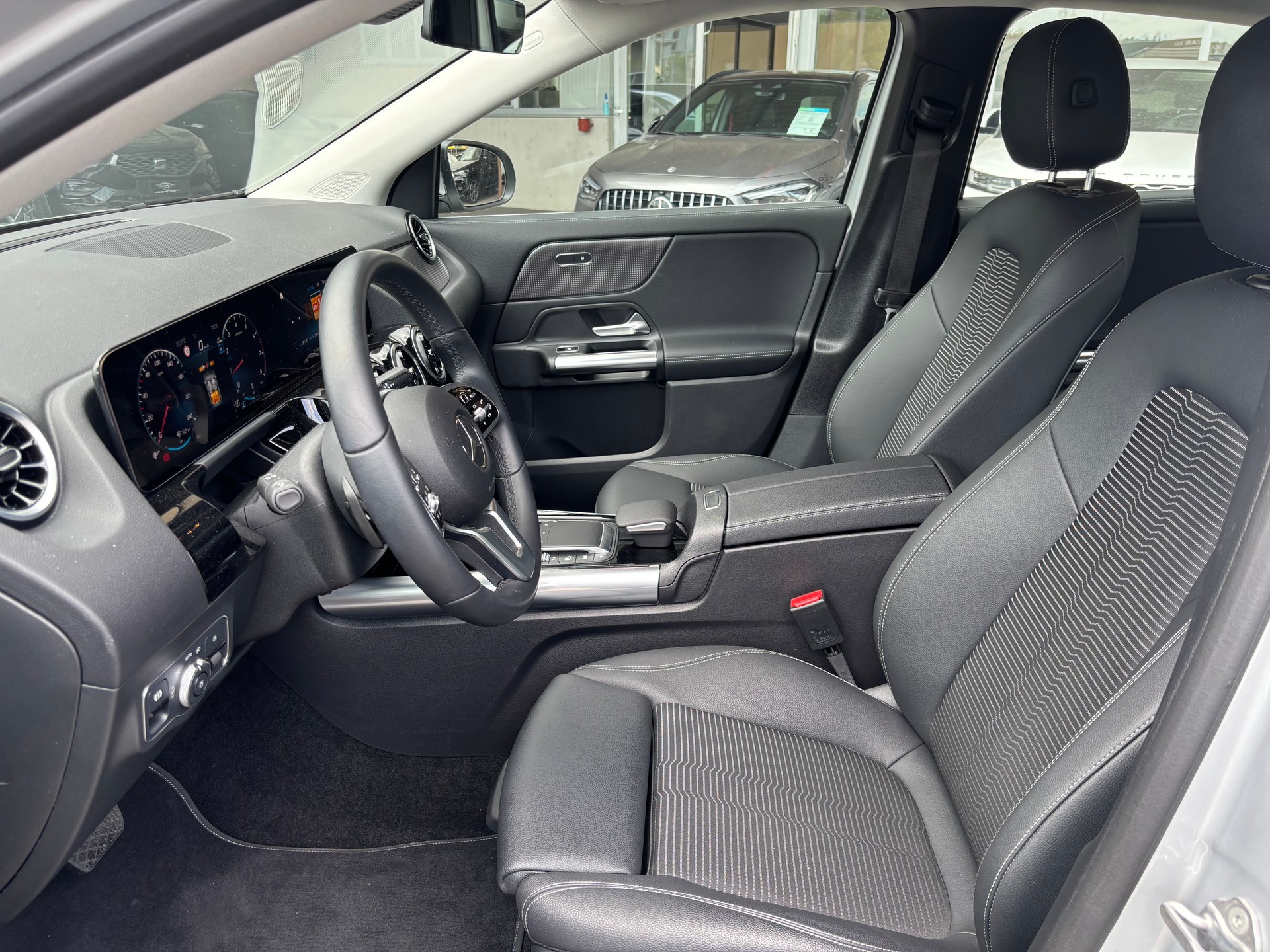 MERCEDES-BENZ GLA 200 Progressive 7G-DCT-image-11