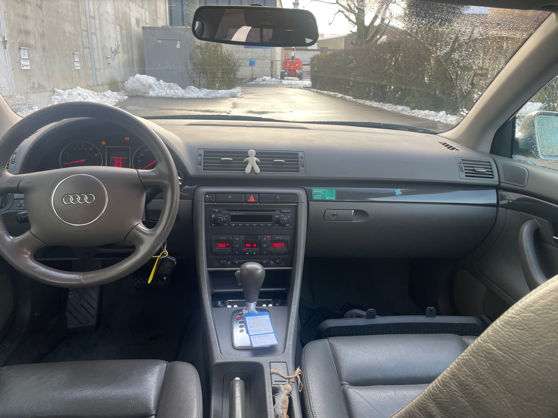 AUDI A4 Avant 2.4 V6-image-6